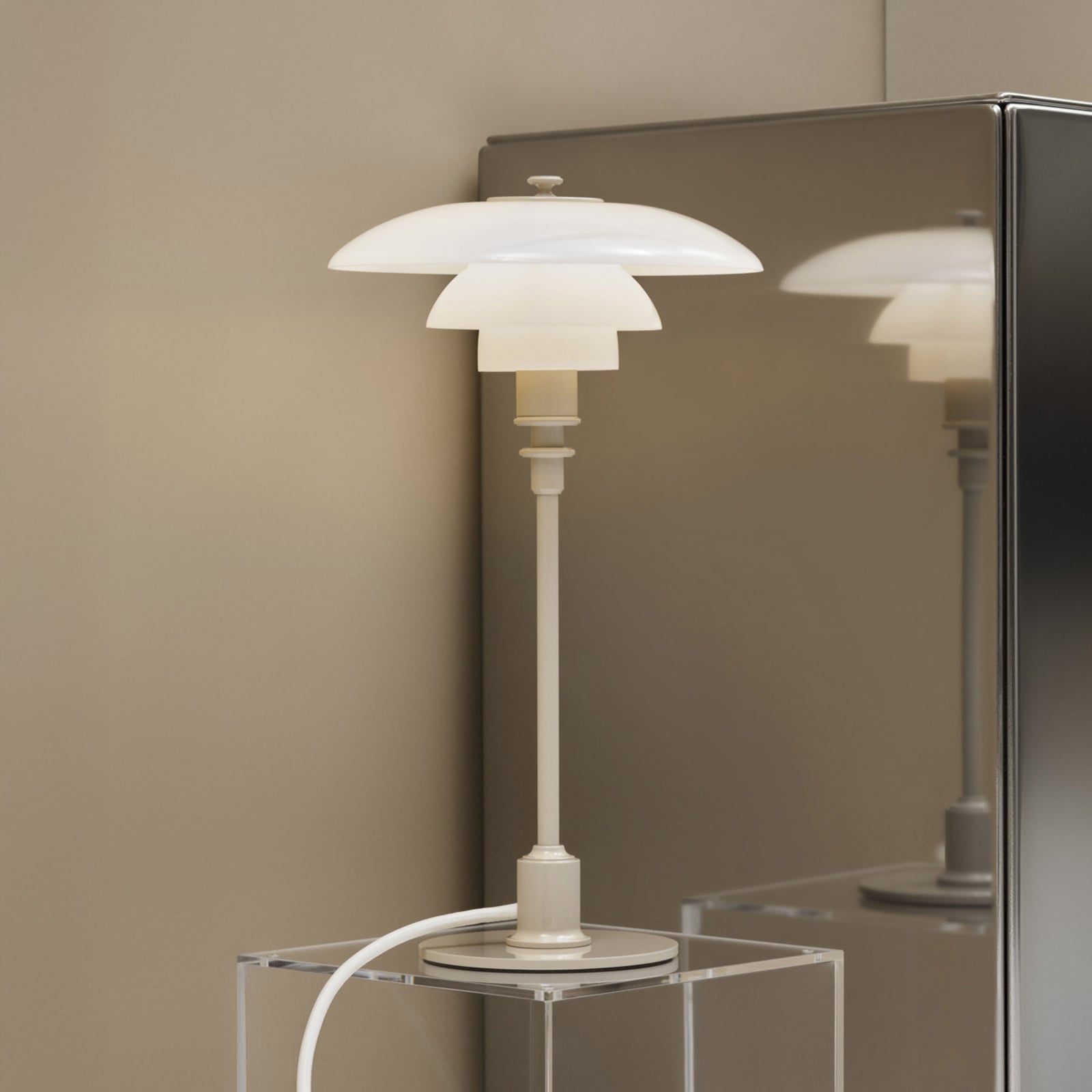 PH 2/1 pöytälamppu, kiiltävä beige, Ø 20 cm – Louis Poulsen PH 2/1 pöytälamppu, kiiltävä beige, Ø 20 cm – Louis Poulsen