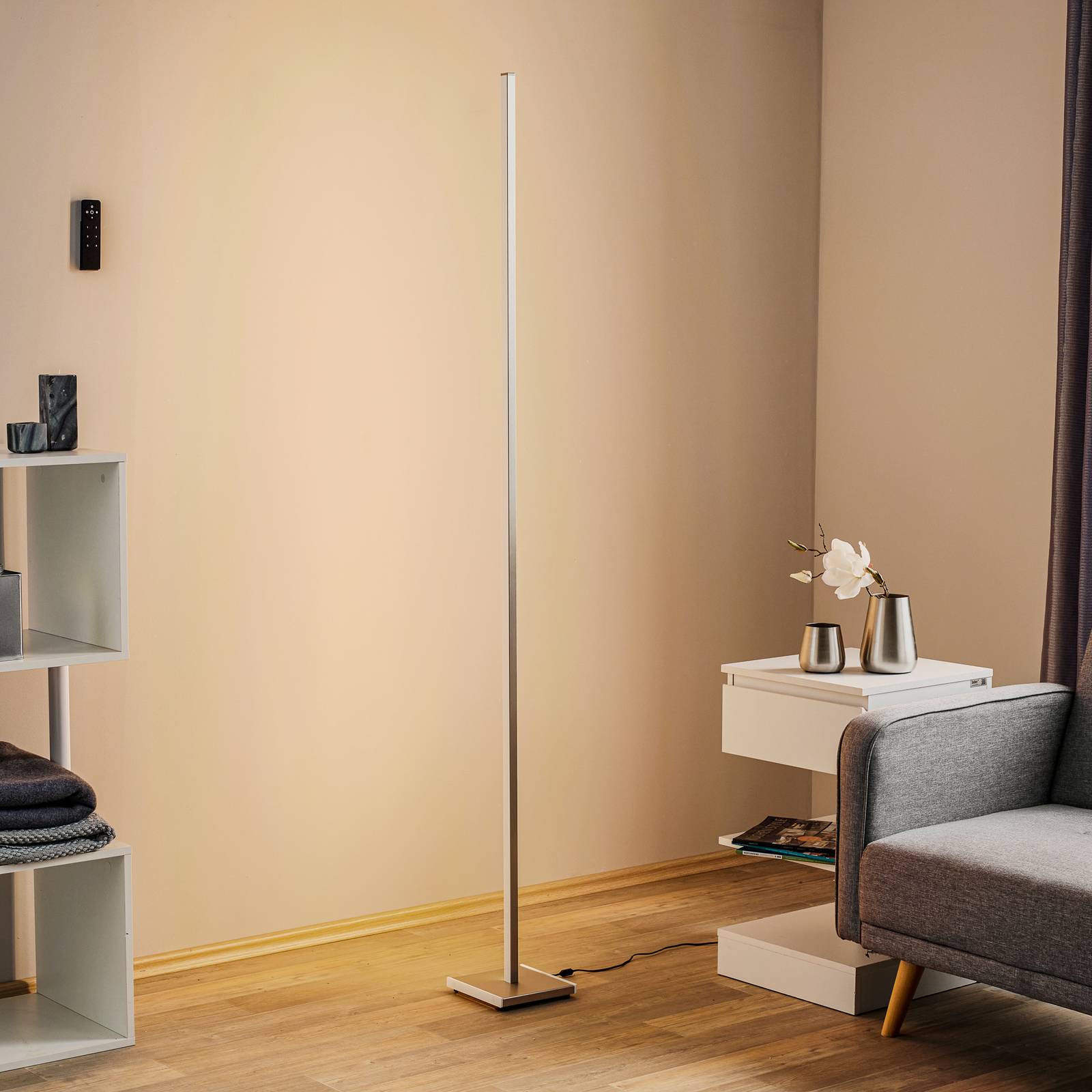 E-shop Funkčná stojaca LED lampa Orix v bielej, 180 cm
