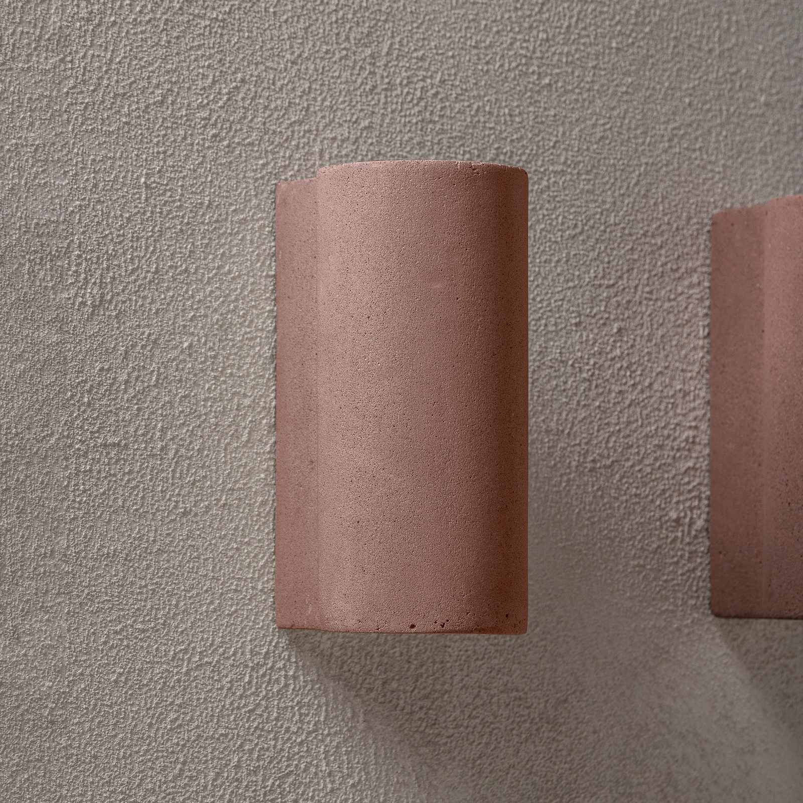 °3 CONCRETE PRIMARY SHAPE væglampe, rød, beton, G9 – Serax °3 CONCRETE PRIMARY SHAPE væglampe, rød, beton, G9 – Serax