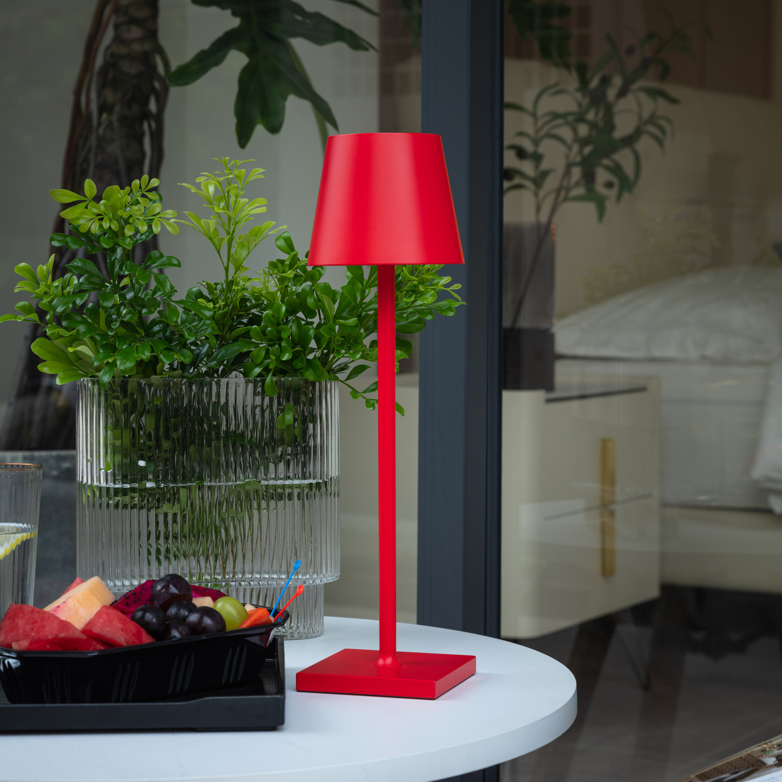 Lindby Janea LED da tavolo accu, rosso ciliegia