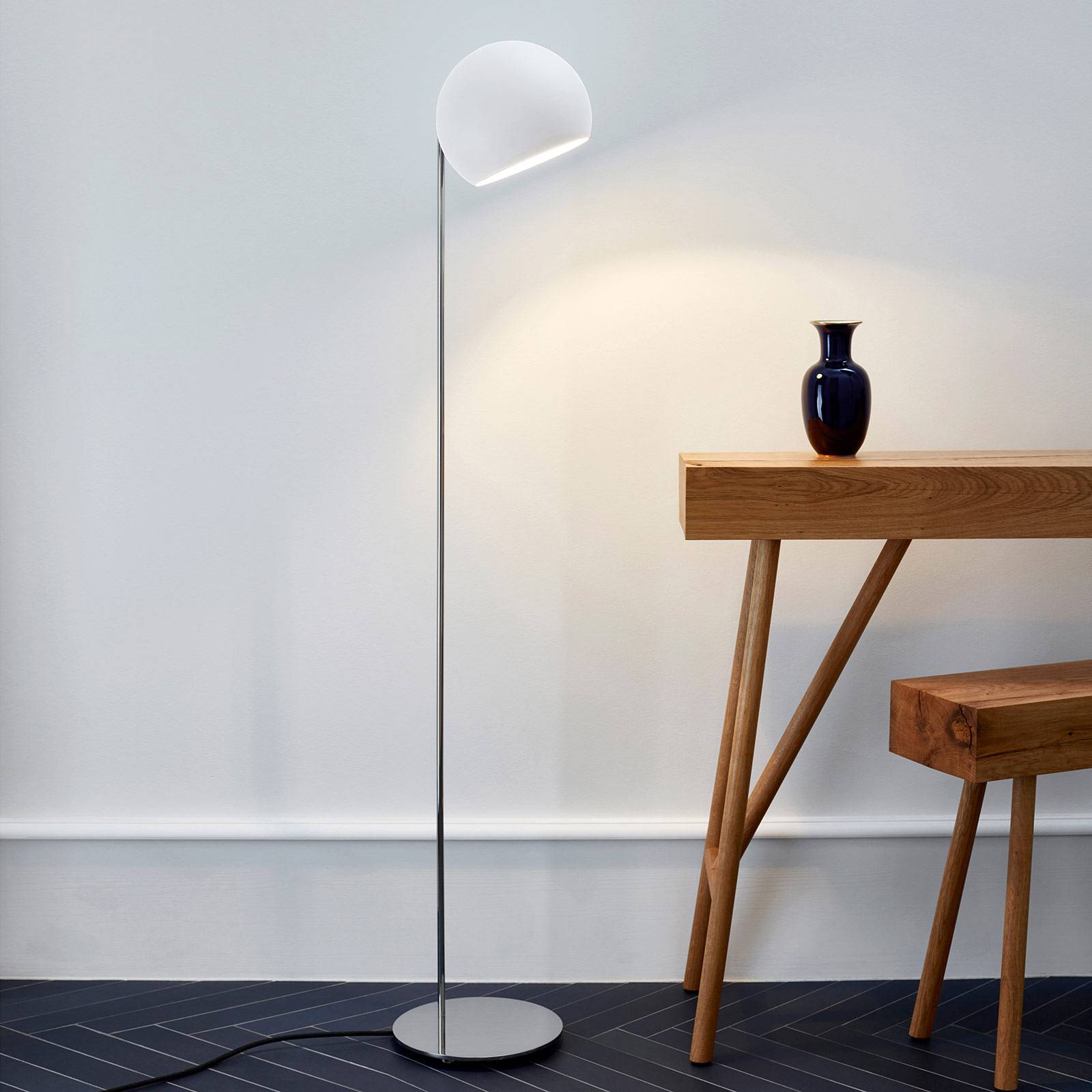 Nyta Tilt Globe Floor lampa stojąca stal biała