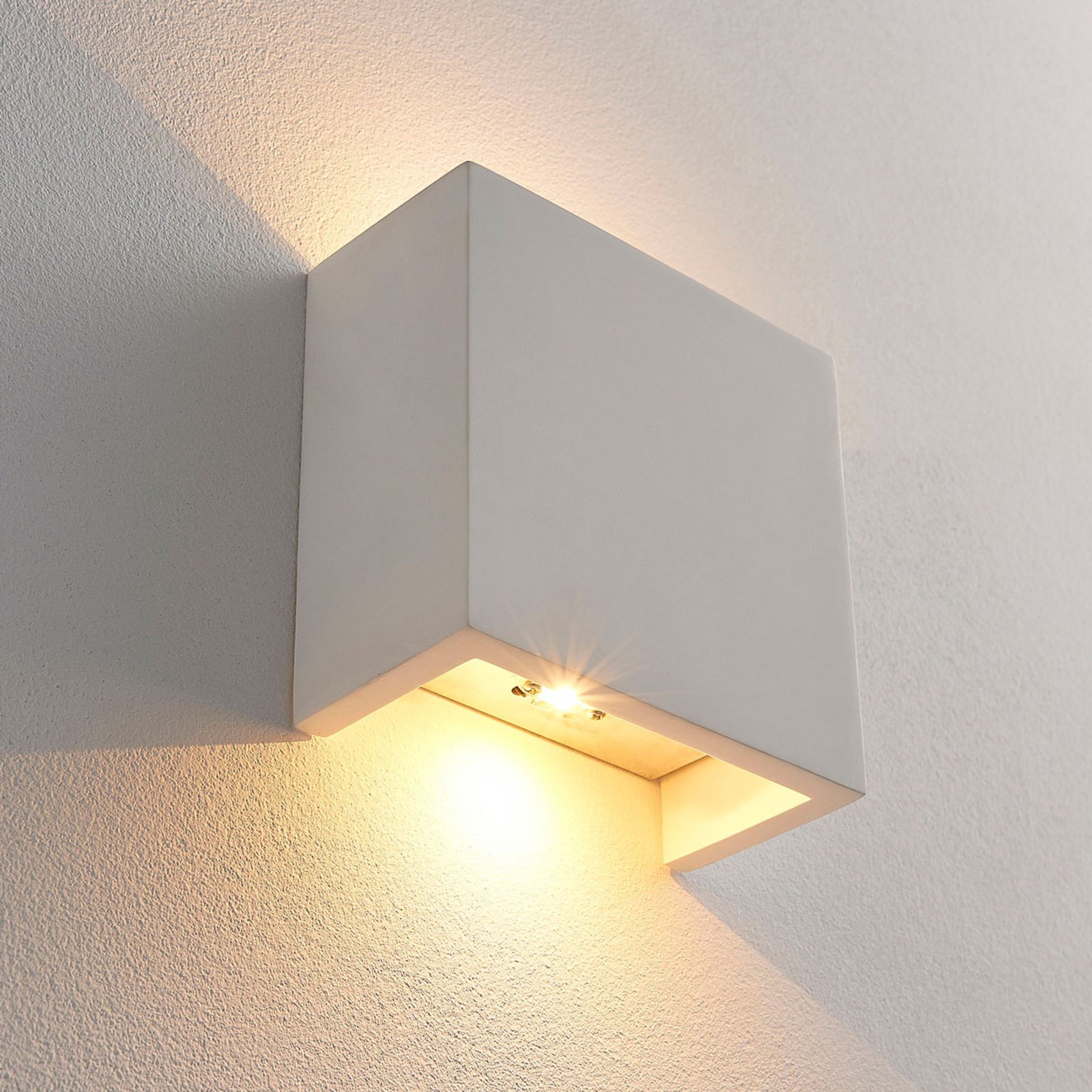 Anneke - hoekige LED wandlamp van gips