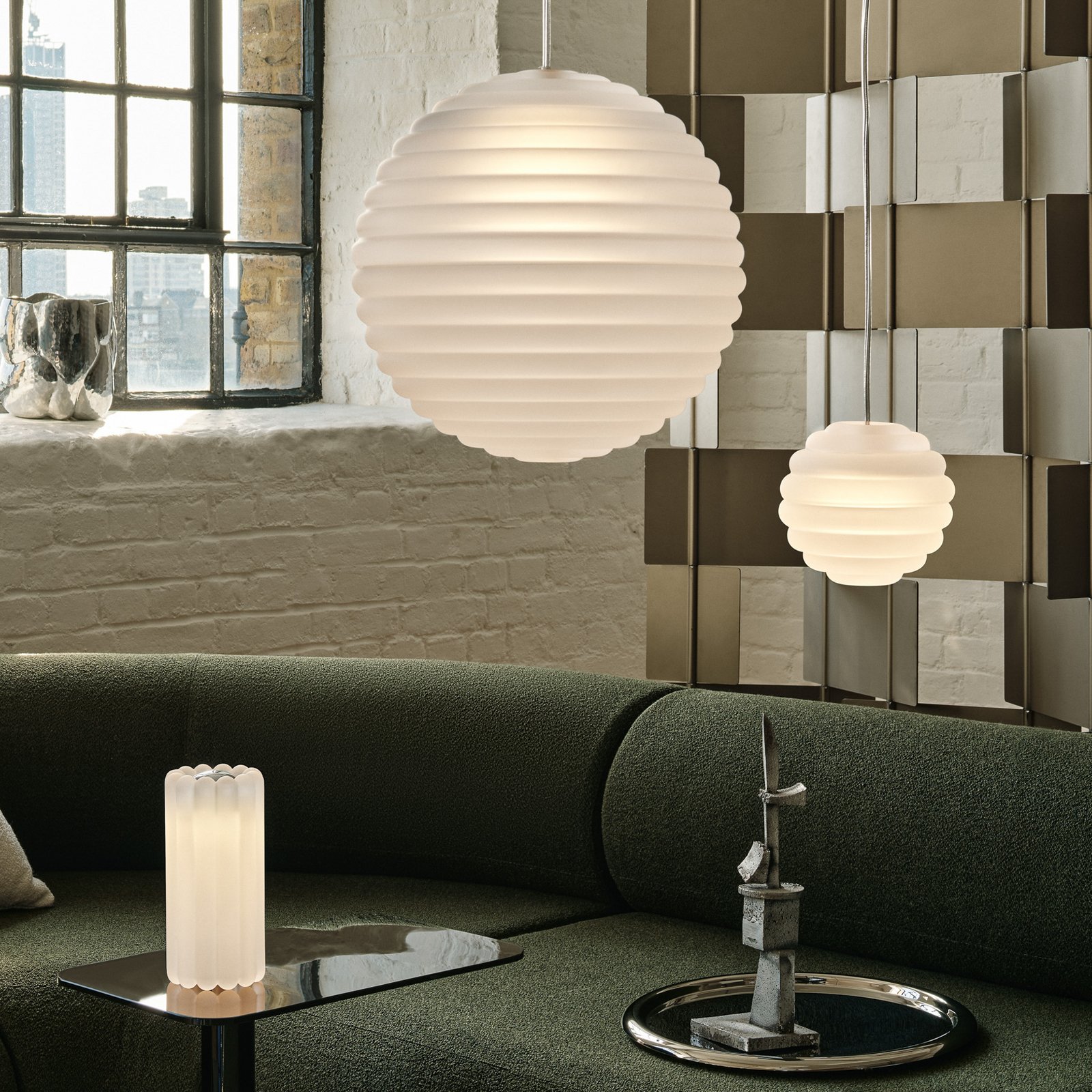 Candeeiro suspenso LED Tom Dixon Press Sphere Mini fosco Ø 15 cm Candeeiro suspenso LED Tom Dixon Press Sphere Mini fosco Ø 15 cm