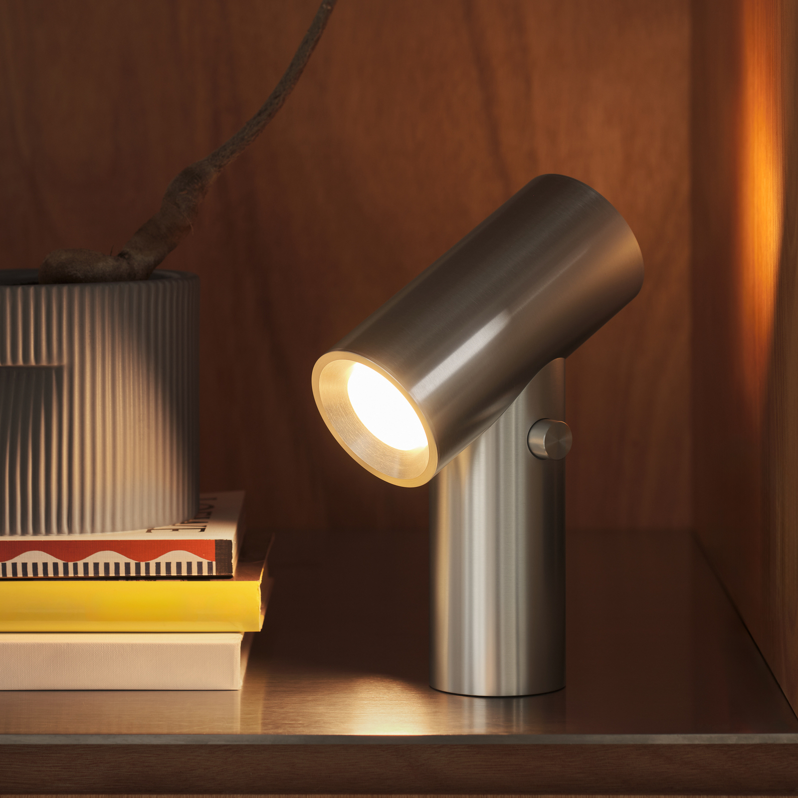 Stolová LED lampa Beam s LED a akumulátorom, sivá z hliníka, stmievateľná, IP56 Stolová LED lampa Beam s LED a akumulátorom, sivá z hliníka, stmievateľná, IP56