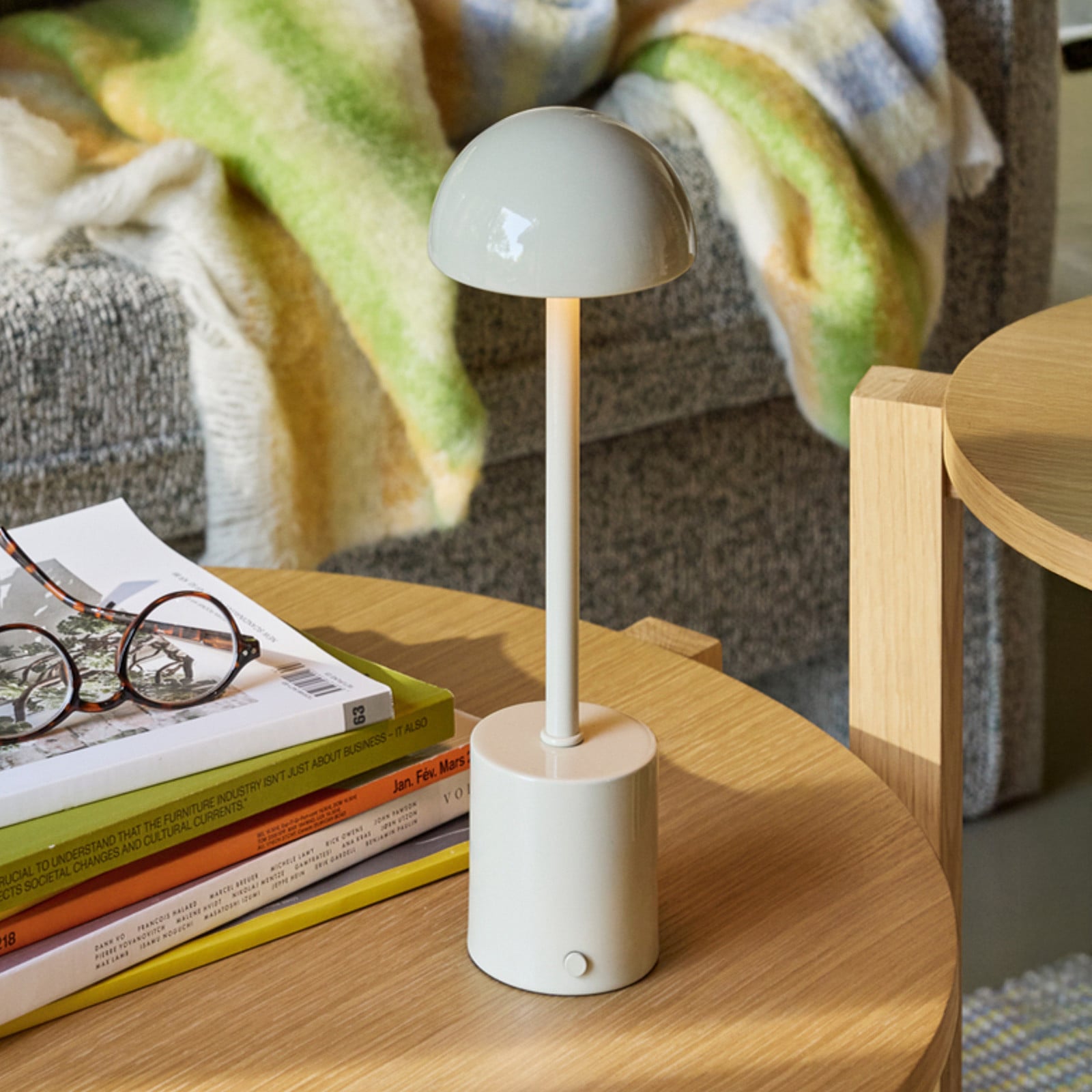 Taten LED-batteridrevet bordlampe i sandfarve, højde 30 cm – Hübsch - Terrasse - Moderne - Metal - Med skærm