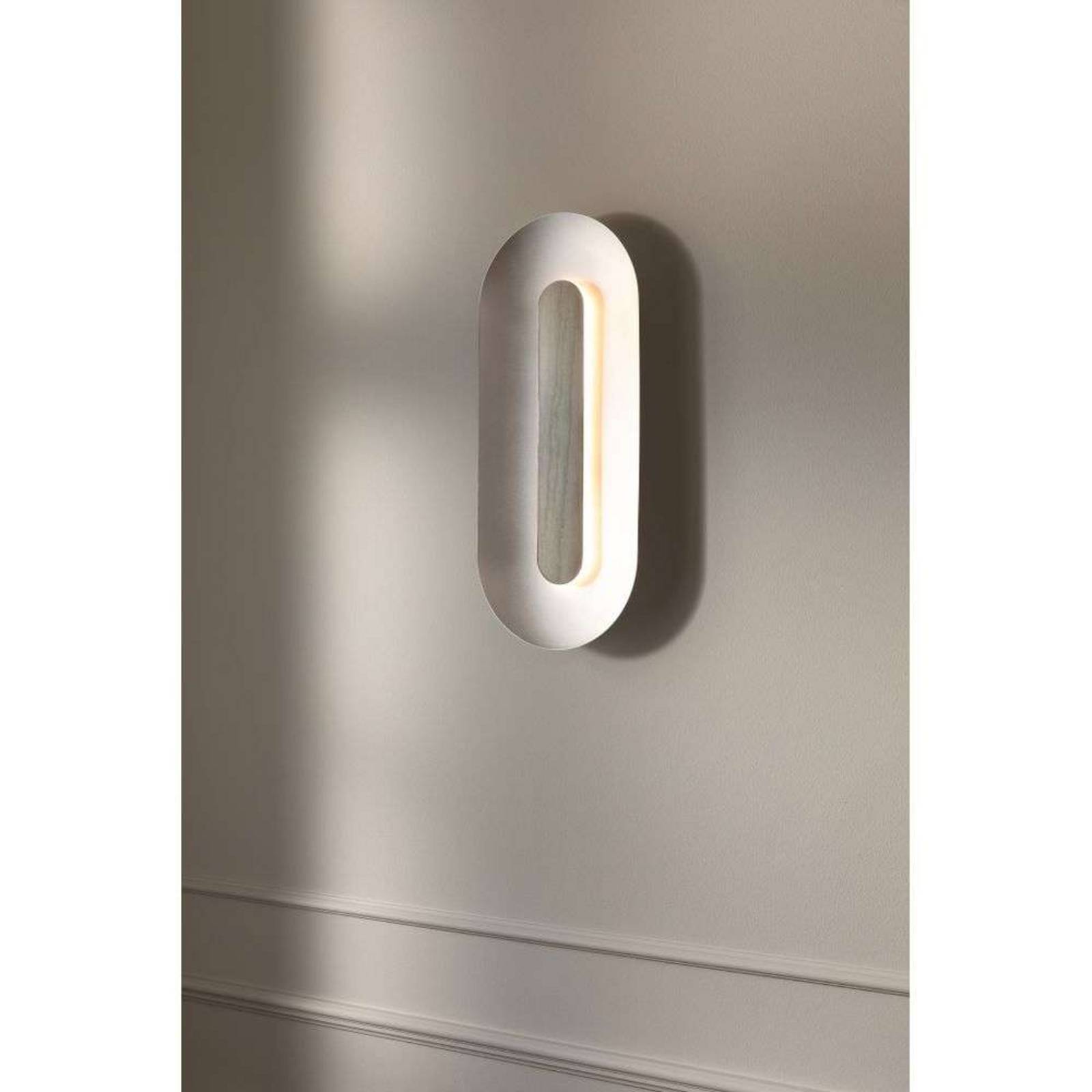 Kinkiet LED Nuura Sasi, wysokość 65 cm, kolor srebrny, metal