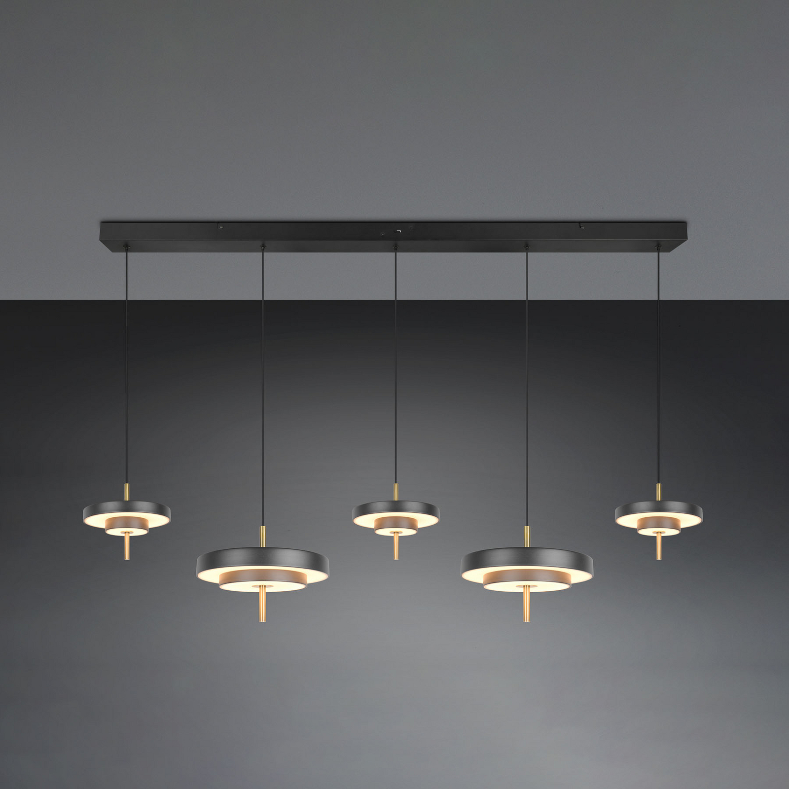 Candeeiro suspenso LED Keaton, preto/dourado 140 cm CCT, 5 lâmpadas. Candeeiro suspenso LED Keaton, preto/dourado 140 cm CCT, 5 lâmpadas.