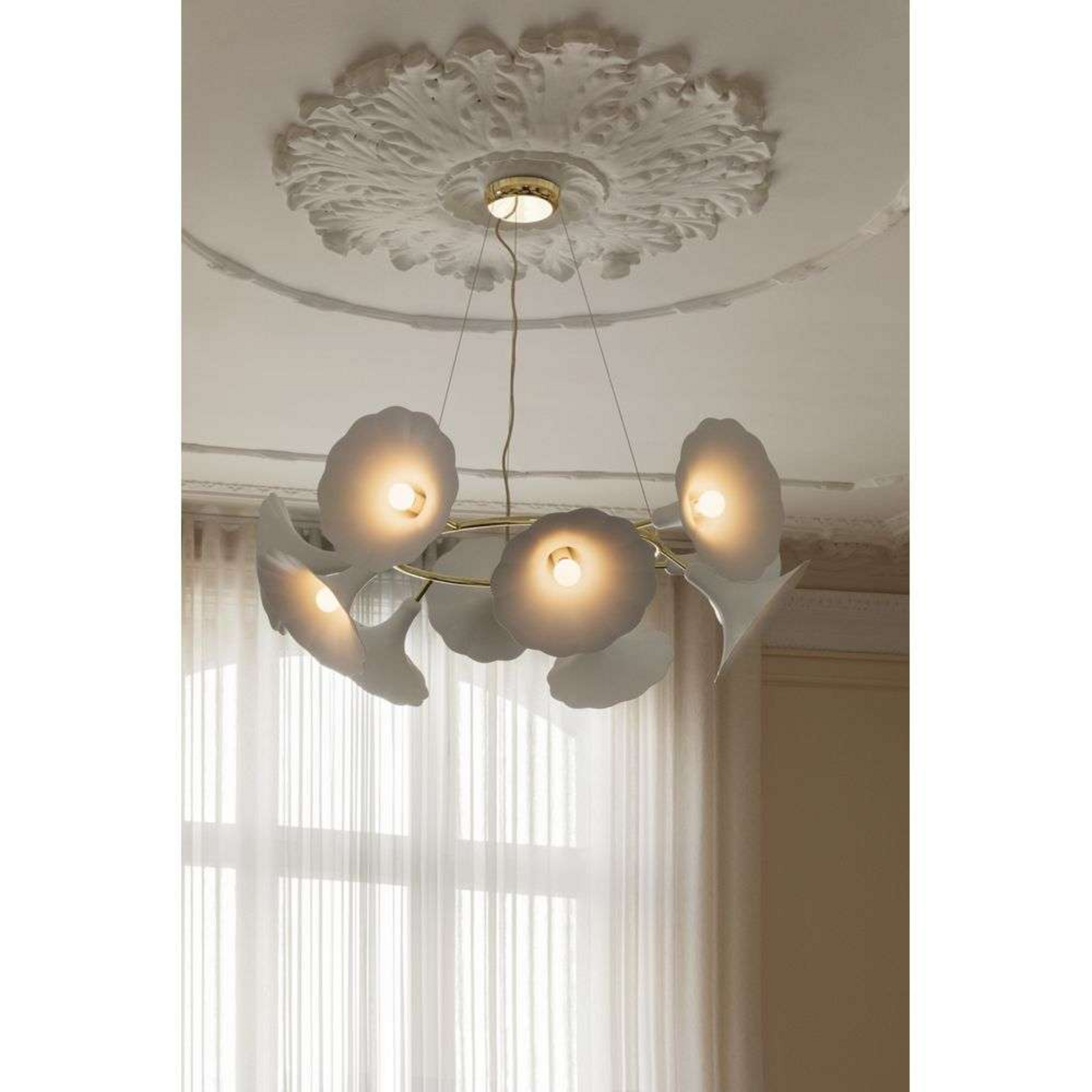 Petalii 10 Chandelier White/Polished Brass - Nuura