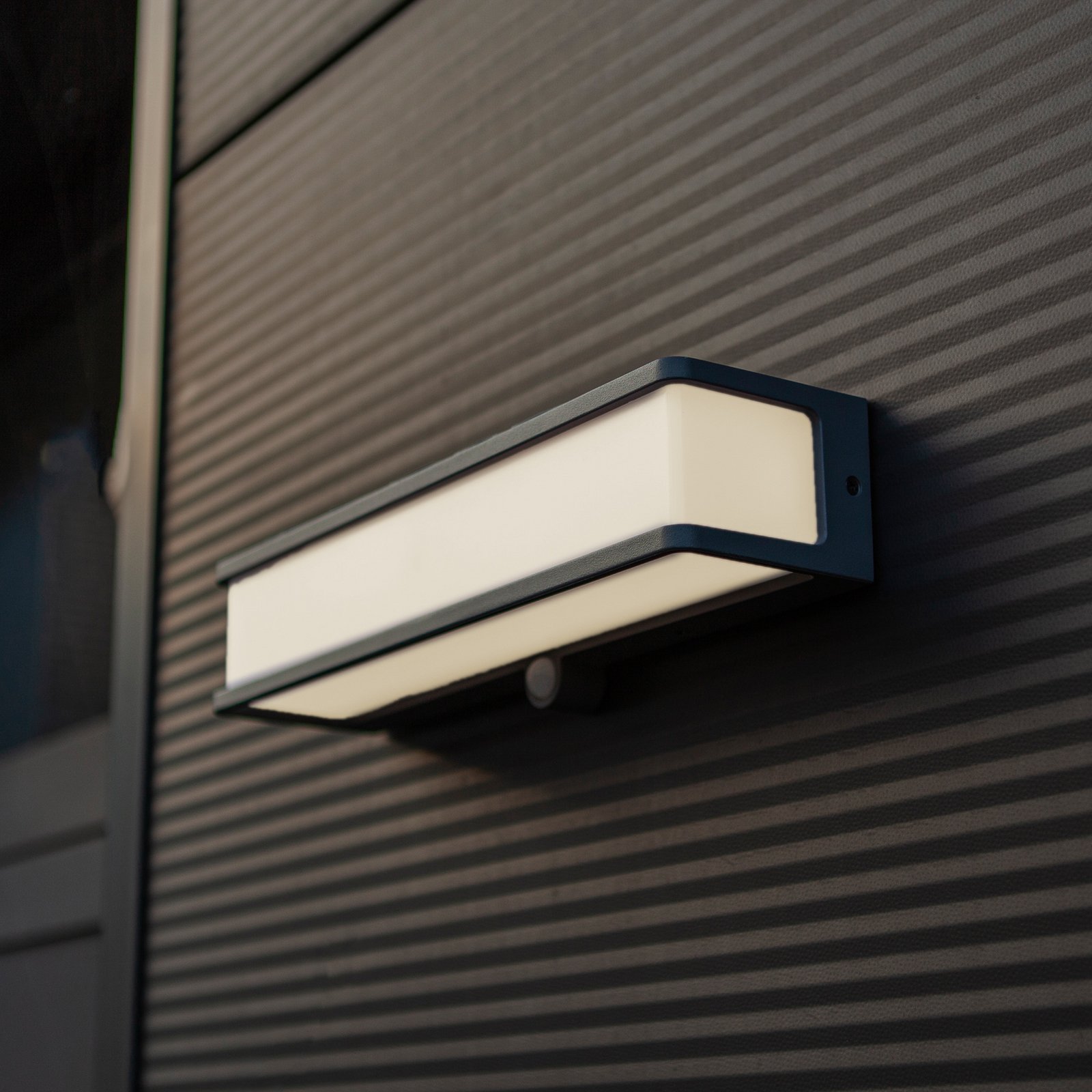 LED solar wall light Doblo with sensor, width 35cm