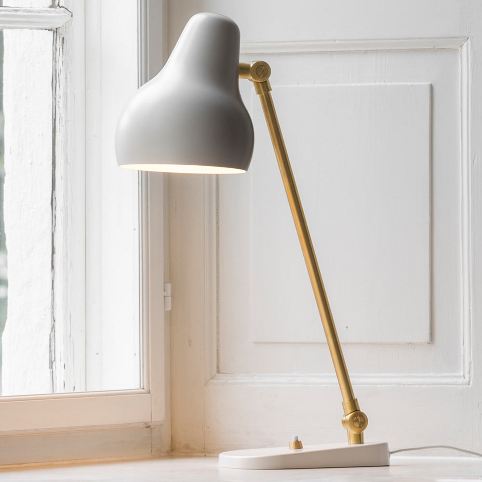 Louis Poulsen VL38 - lampă de masă LED alb - Camera de zi / sufragerie - design - alb alamă - Metal