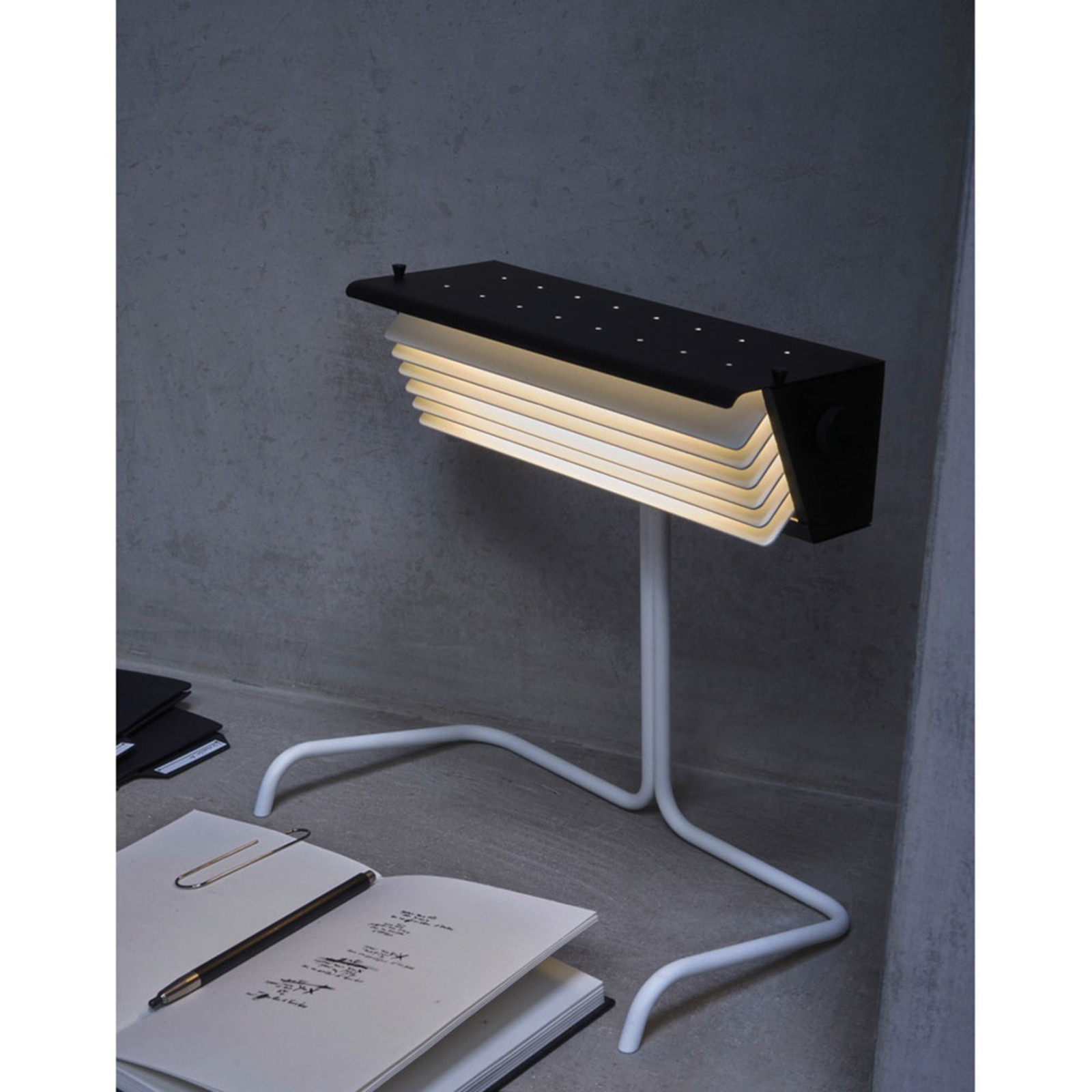 Biny Bordslampa m/St&ouml;mbrytare Vit/Svart/Vit DCW - Vardagsrum - Metall