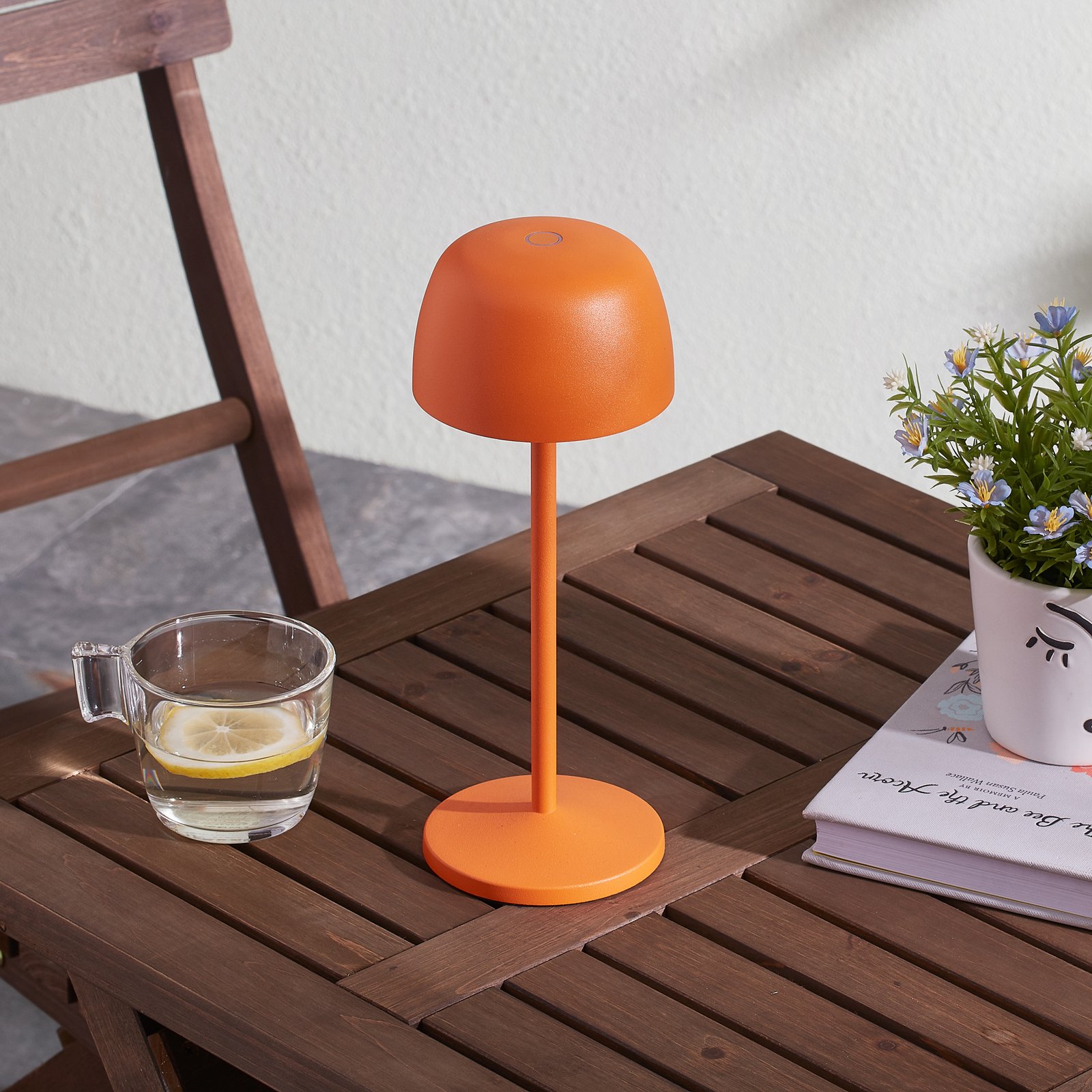 Lindby LED dobíjecí stolní lampa Arietty, oranžová, hliník, Ø 10,5 cm