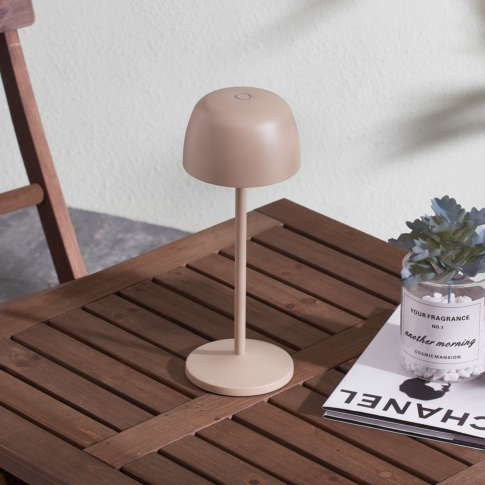 Lindby LED dobíjacia stolová lampa Arietty, béžová, hliník, Ø 10,5 cm