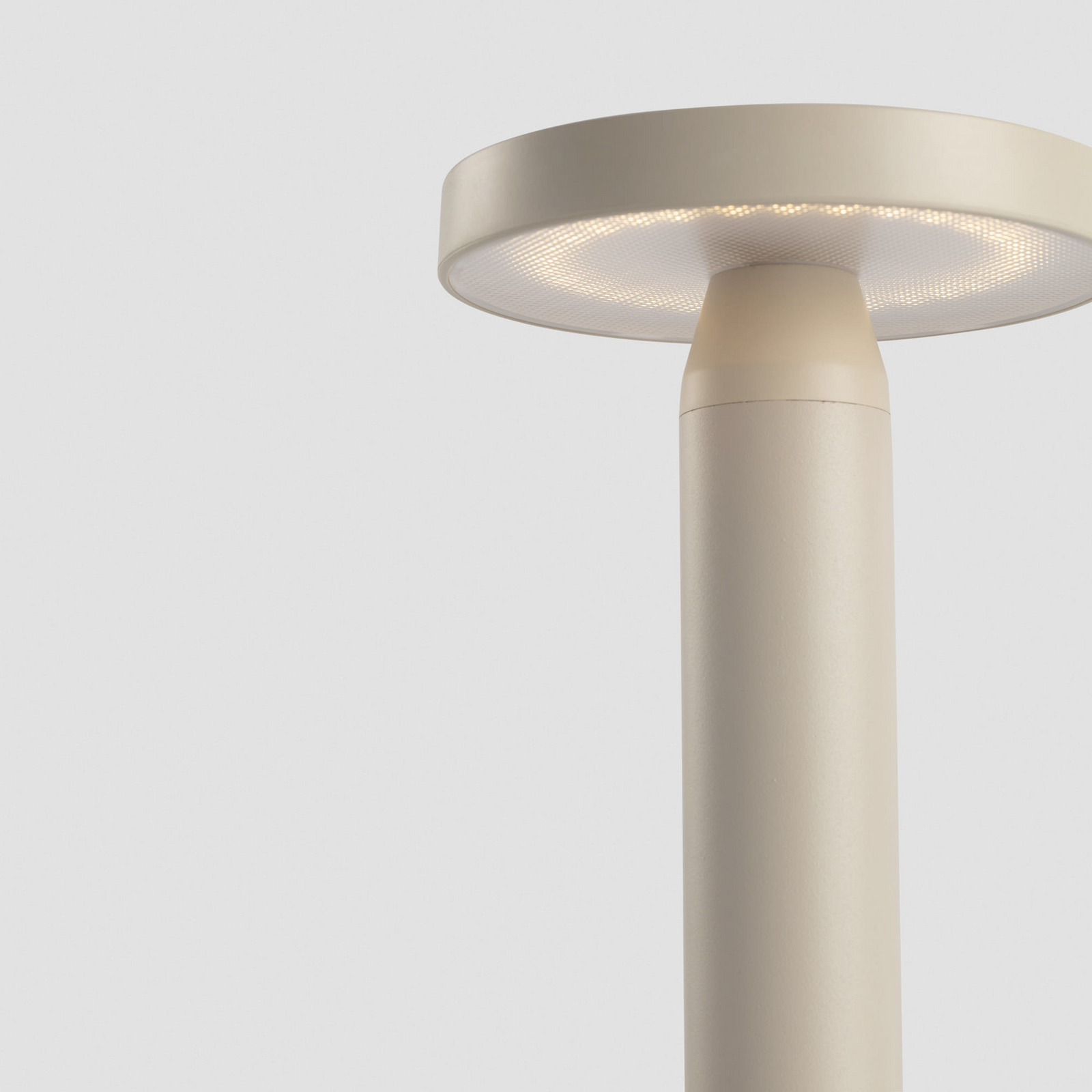 Lampe de table LED solaire Cairo, beige, plastique, IP44, 21 cm