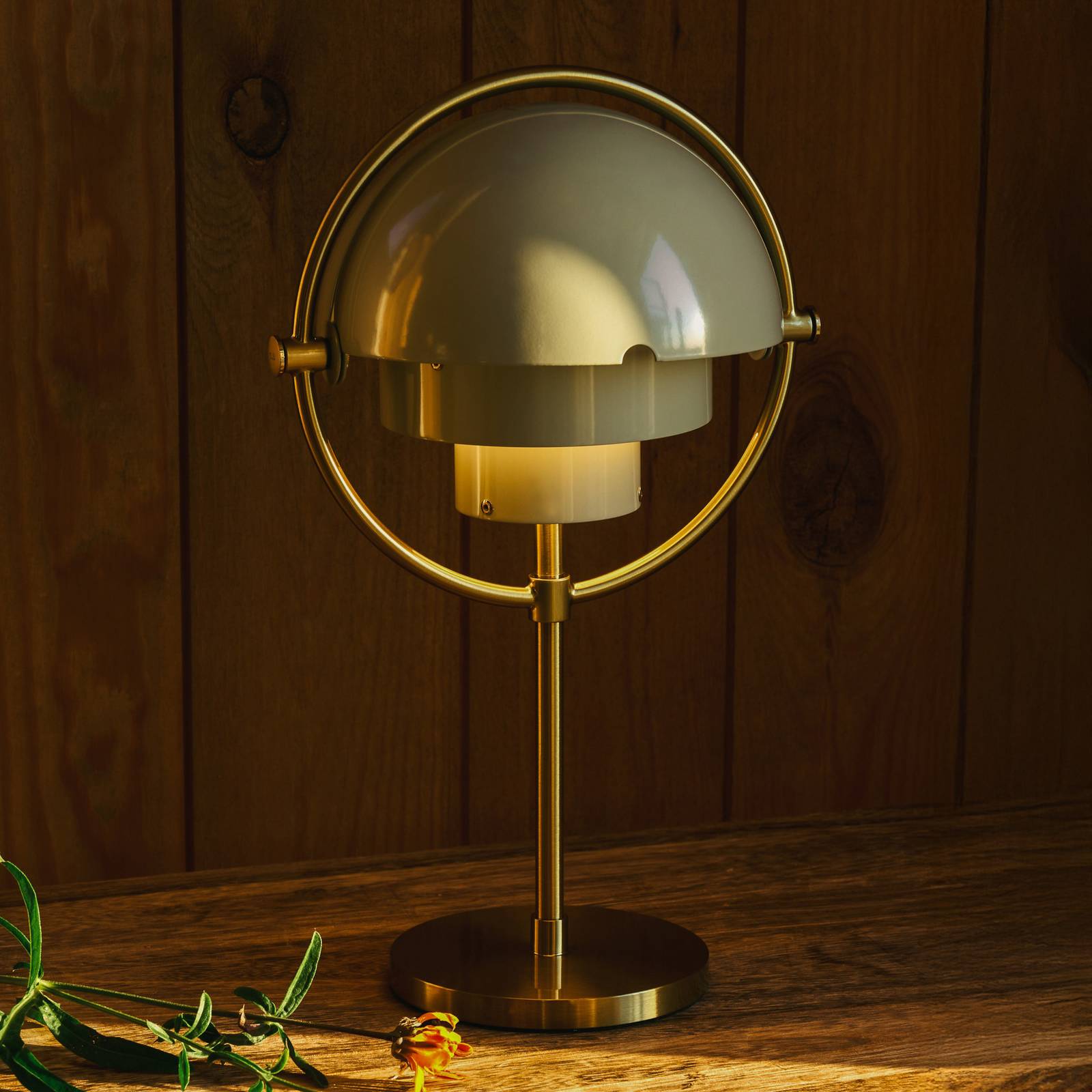 Gubi Akumulatorowa lampa stołowa Multi-Lite, mosiądz/szary, wysokość 30 cm