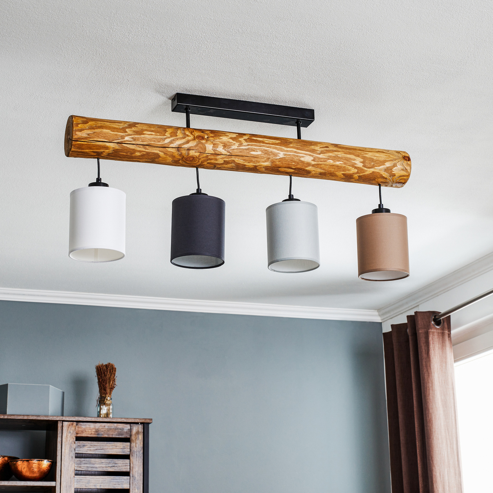 Plafondlamp Sachiko, houten balk, 4 stoffen kappen