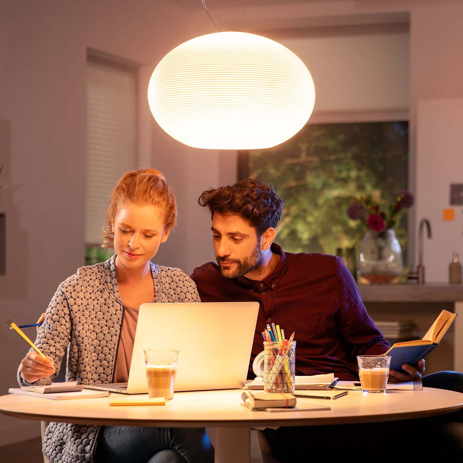 Philips Hue Flourish LED hengelampe, RGBW | Lampegiganten.no Philips Hue Flourish LED taklampe, RGBW | Lampegiganten.no