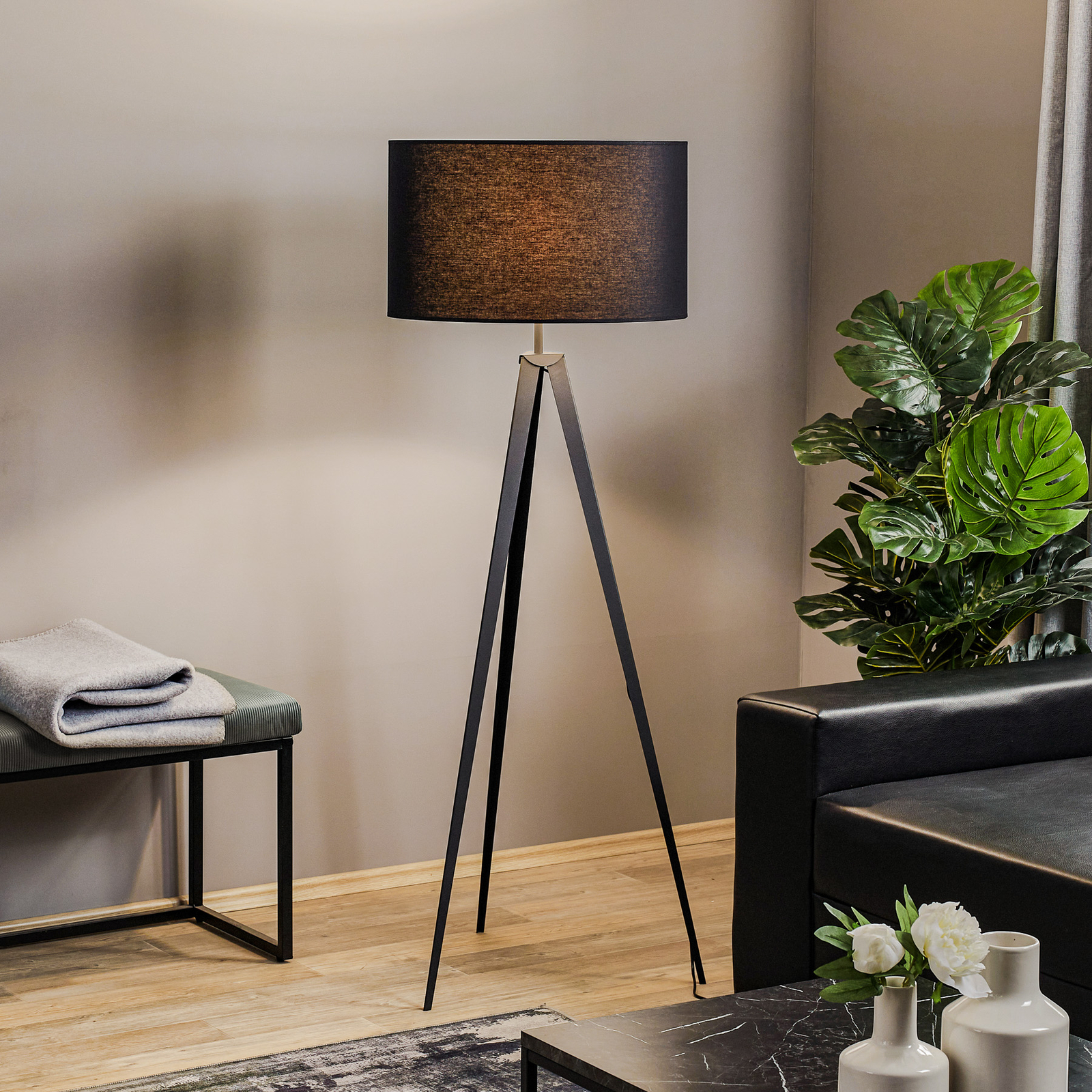 Lampa podłogowa Tago, trójnóg klosz czarny/srebrny