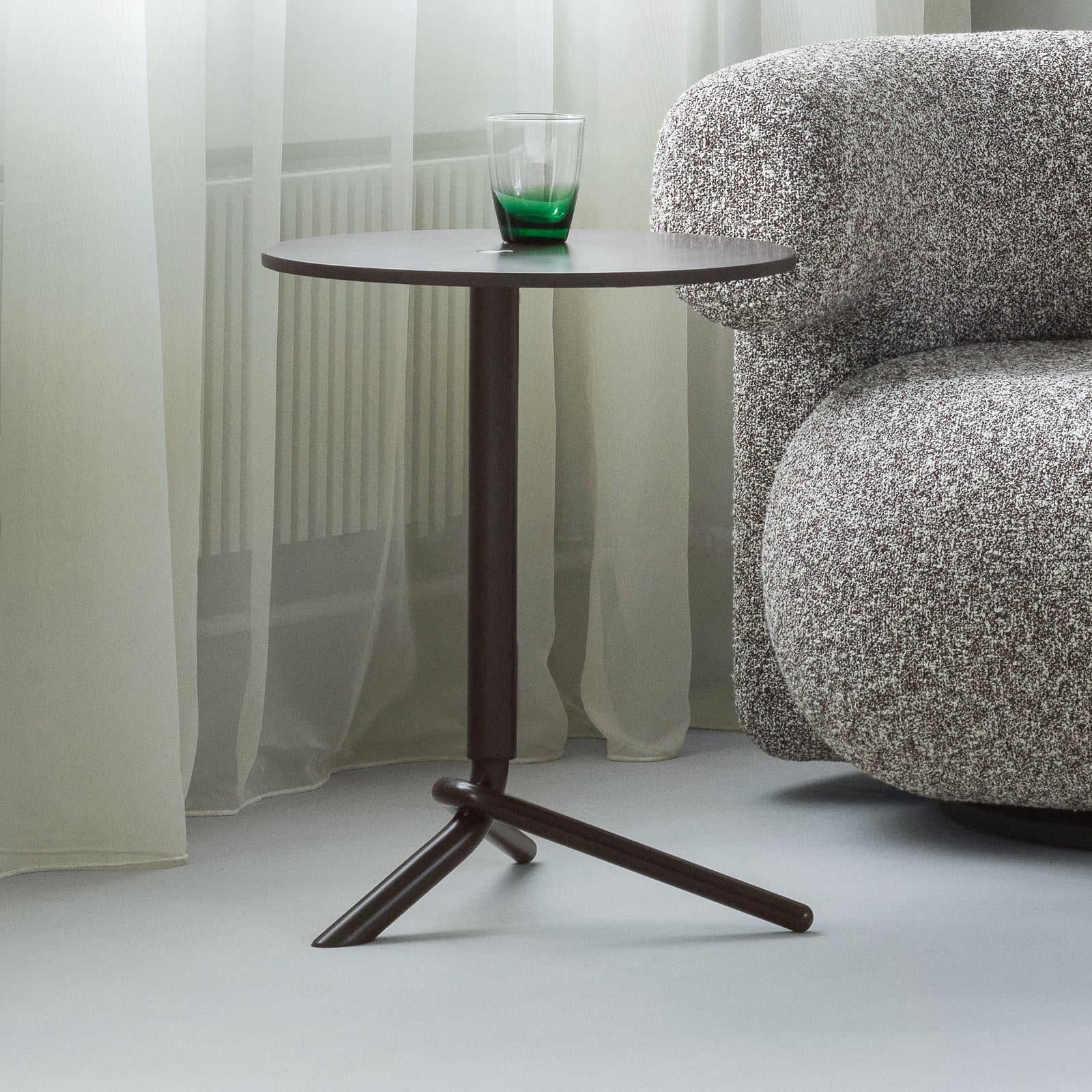 Sivupöytä Lift, tummanruskea, teräs, MDF, korkeus 56,5 cm – Normann Copenhagen Sivupöytä Lift, tummanruskea, teräs, MDF, korkeus 56,5 cm – Normann Copenhagen