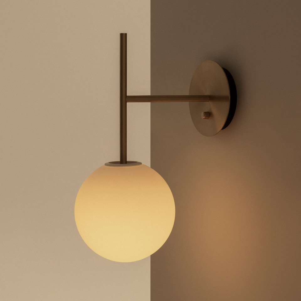 Audo Copenhagen Vägglampa TR Bulb Suspended, guld / mässing från Audo Copenhagen