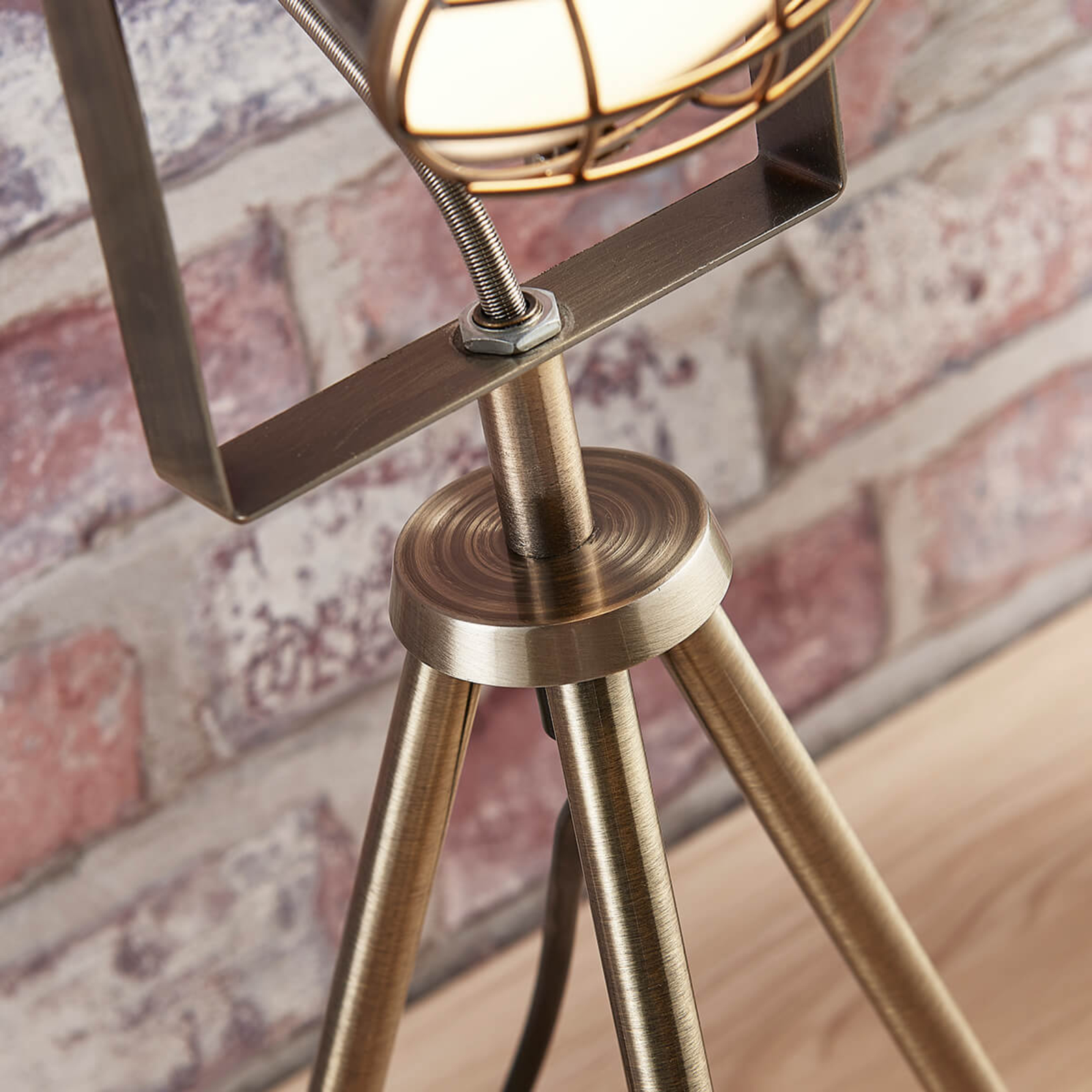Industriální stolní lampa Ebbi, starožitná mosaz