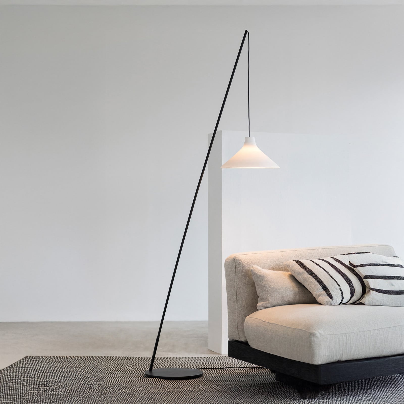 BLACK-WHITE SEAM gulvlampe, stål, porselen, E27, høyde 196 cm – Serax - Stue - Design - Keramikk - Med en lyskilde