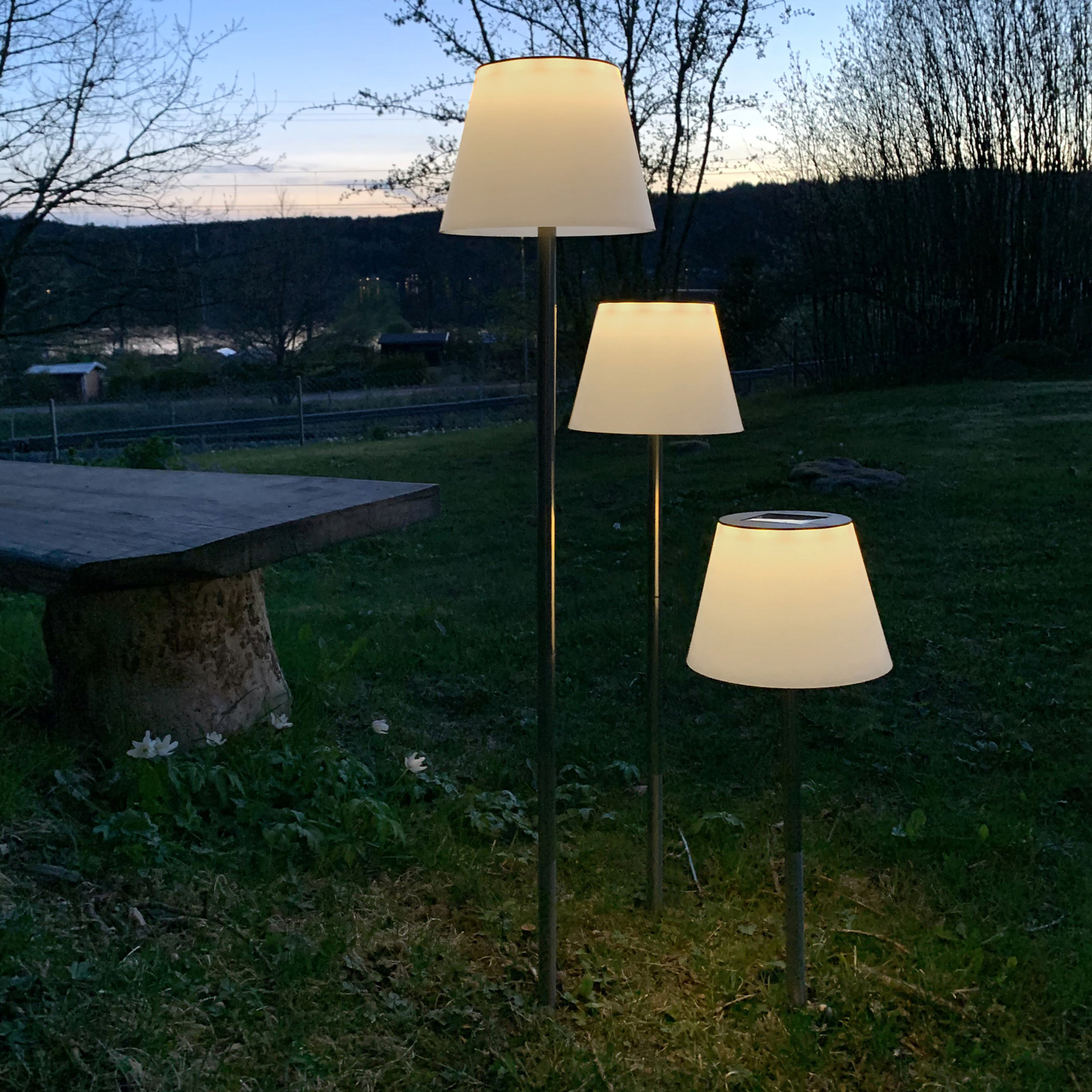 Lampa z grotem ziemnym LED Solini, biały/srebrny, wysokość 90 cm