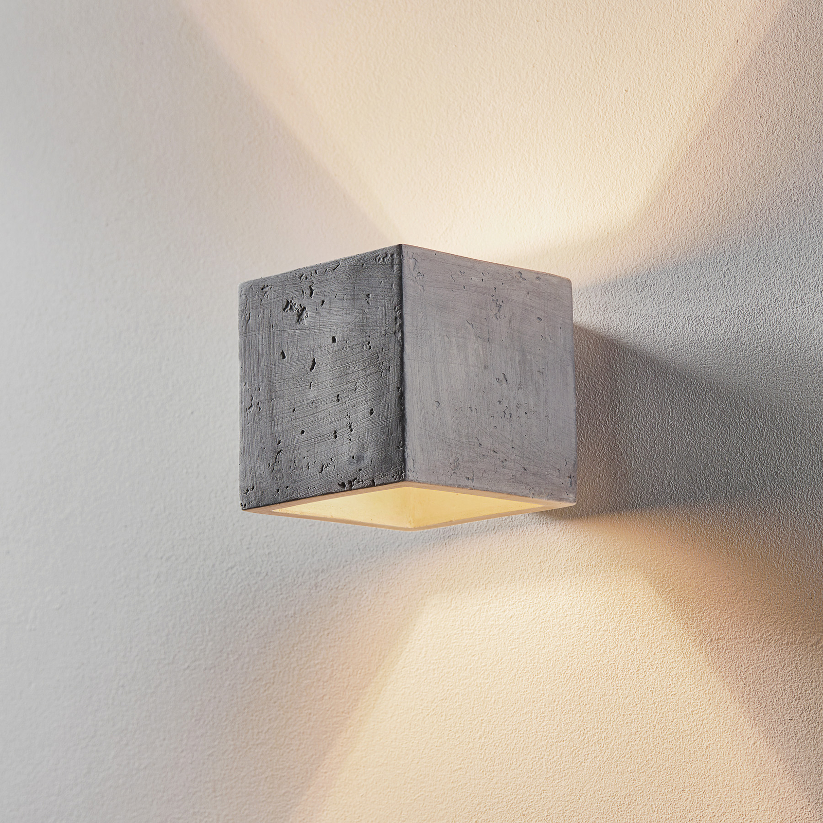 Wandlamp Ara als kubus van beton |