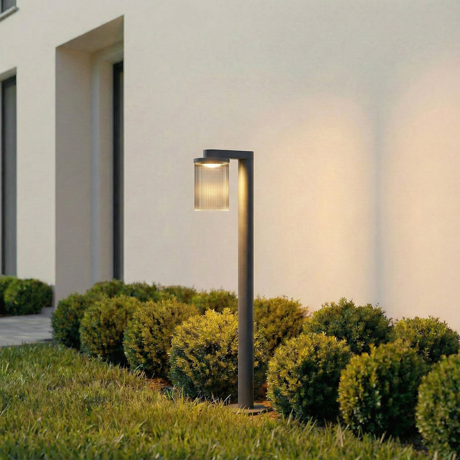 Lucande Lampione a LED Beelia, antracite, 90 cm, scanalato