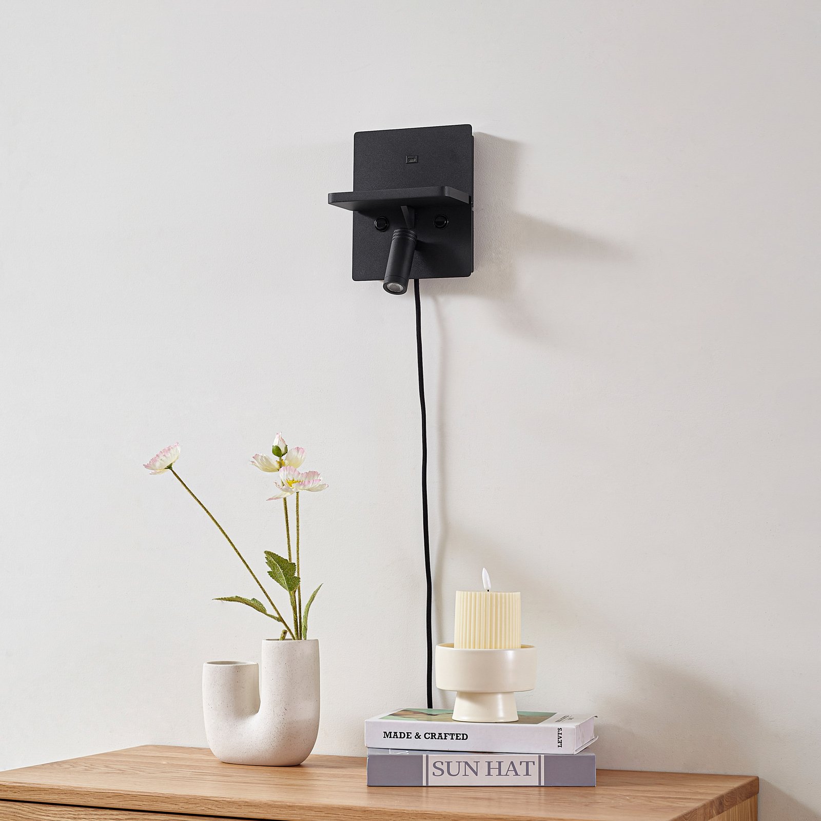 Lindby LED-seinälamppu Auden, musta, pistoke, latausasema