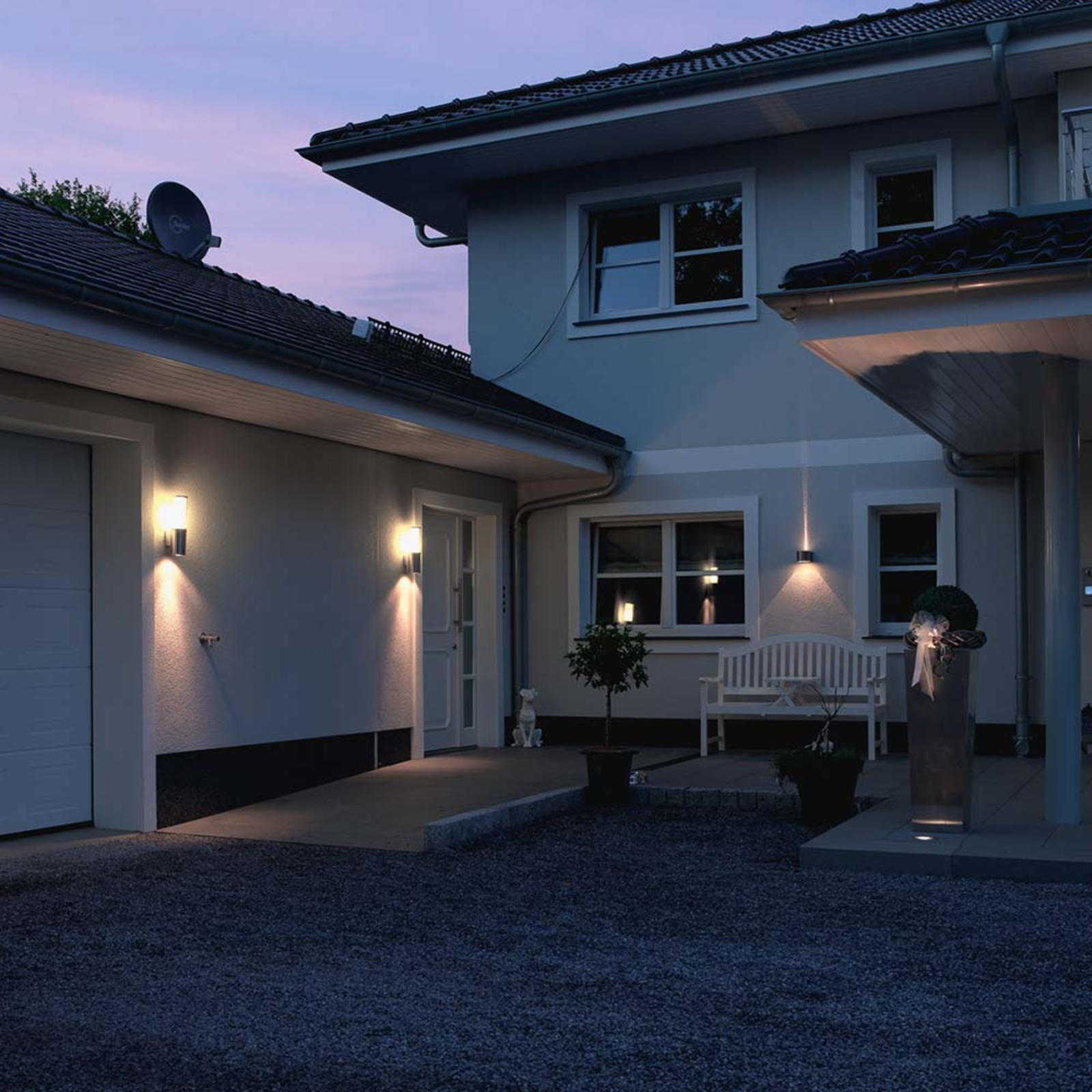 Outdoor wall light Asmara with narrow beam