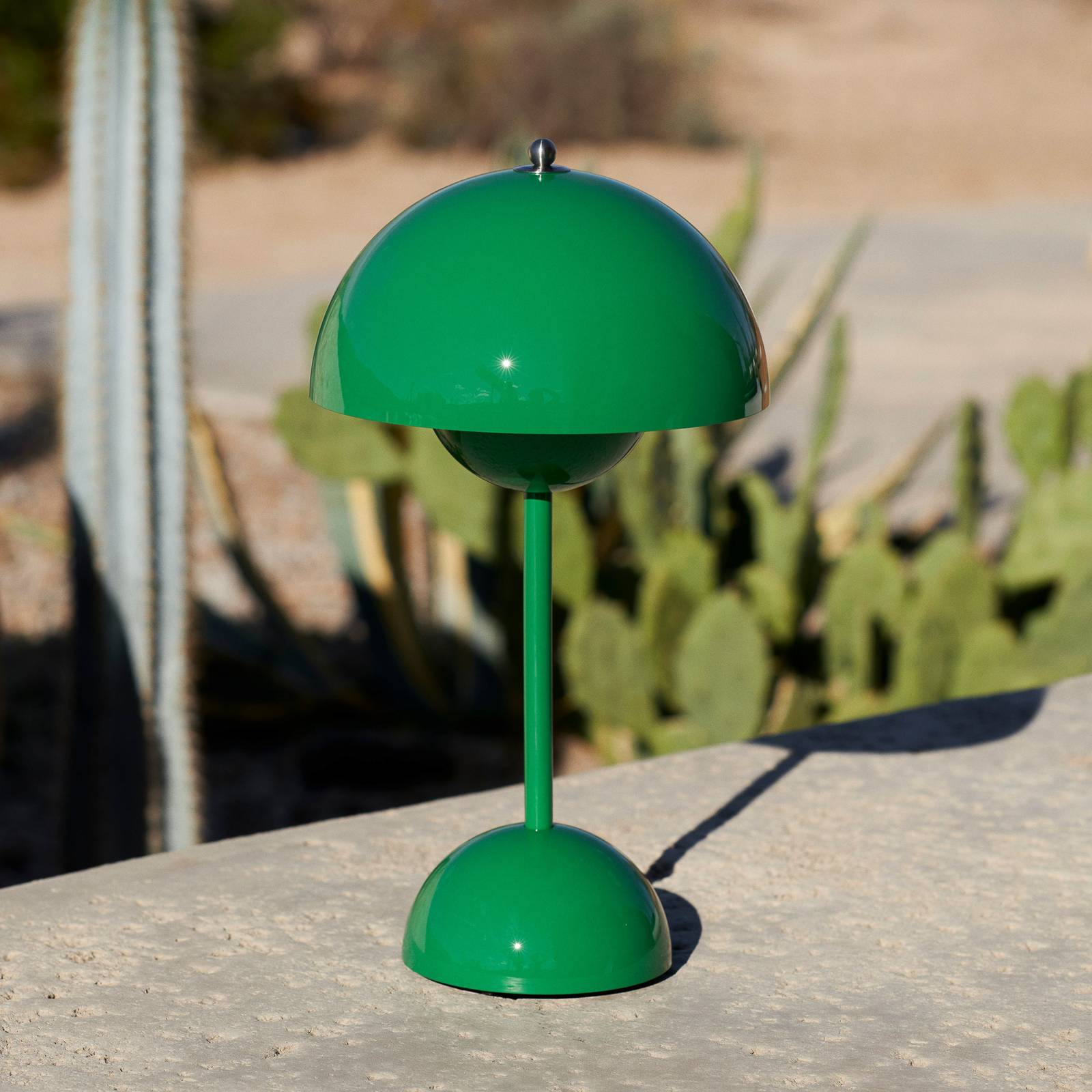 E-shop &Tradičná LED dobíjacia stolná lampa Flowerpot VP9, signálna zelená