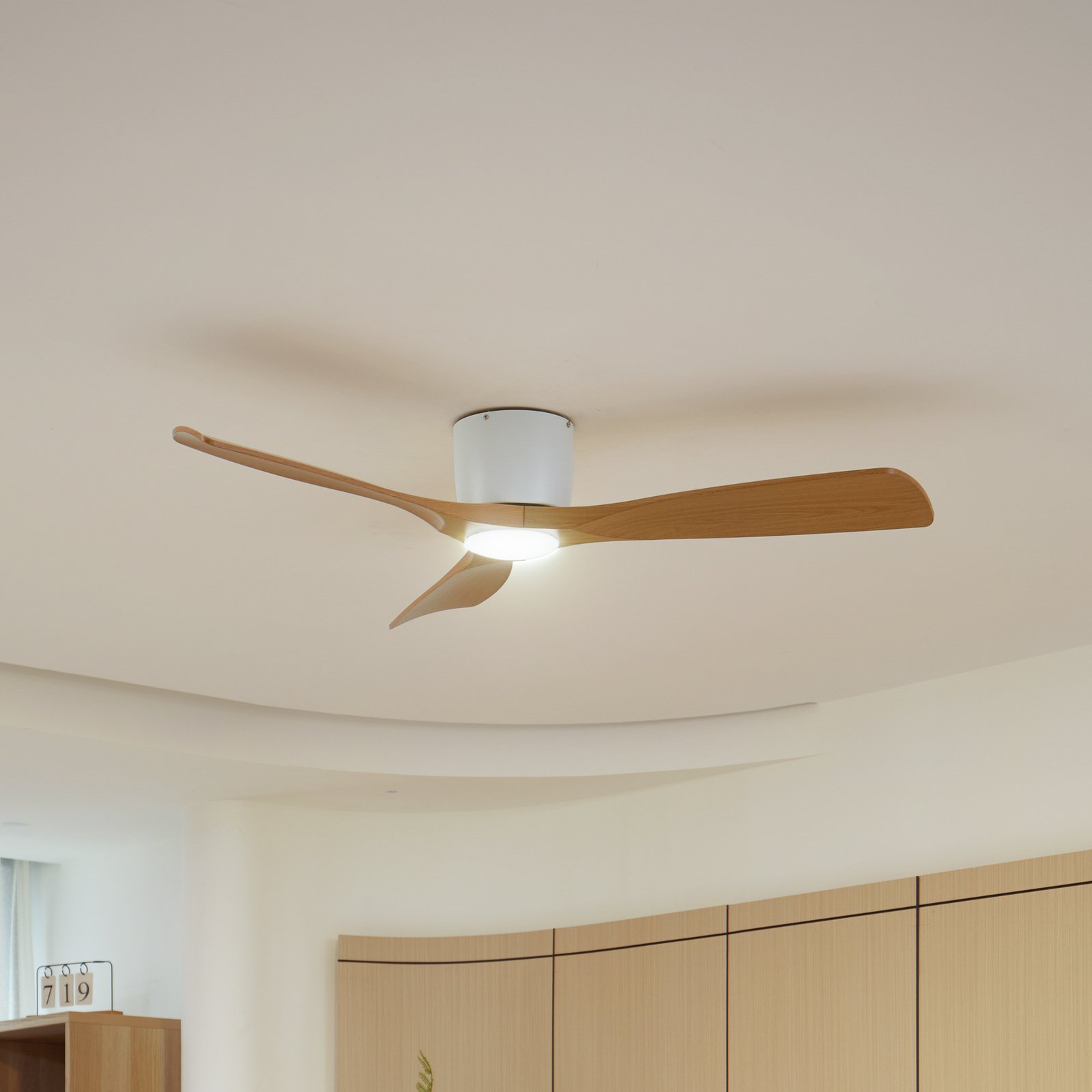 Lucande LED stropný ventilátor Moneno biela/drevená farba DC tichý