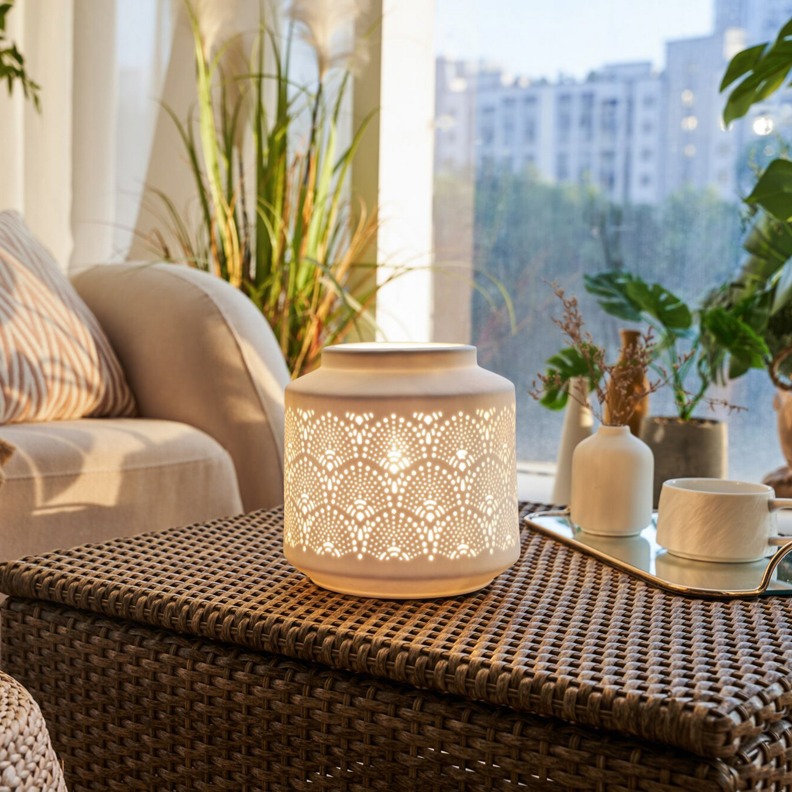 Pauleen-pöytälamppu PRETTY SUNKISS, valkoinen, korkeus 18 cm, posliini