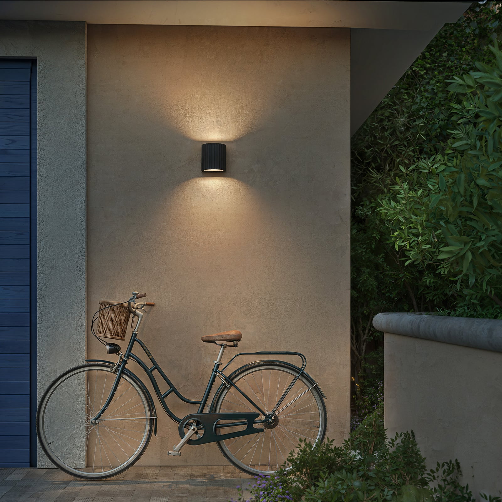 Philips Zyra LED kültéri fali világítás, felfelé/lefelé irányuló, antracit, IP44 Philips Zyra LED kültéri fali világítás, felfelé/lefelé irányuló, antracit, IP44