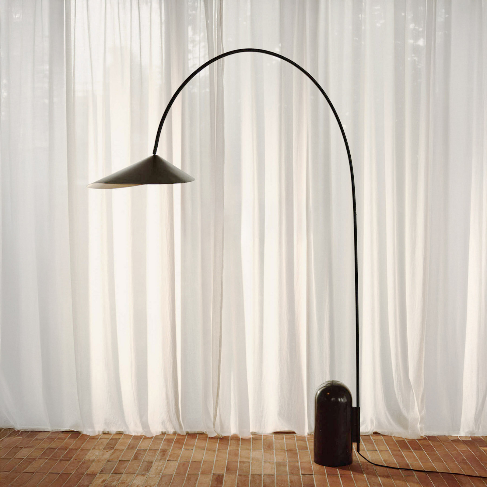 Lampadaire Arum, noir, métal/marbre, 205 cm - ferm LIVING Lampadaire Arum, noir, métal/marbre, 205 cm - ferm LIVING