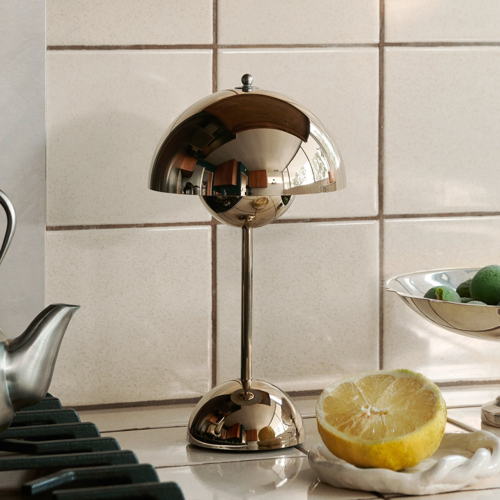 Flowerpot VP9 LED-batteridriven bordslampa, m&auml;ssing &Tradition - Vardagsrum - Design - Plast - Med lampsk&auml;rm