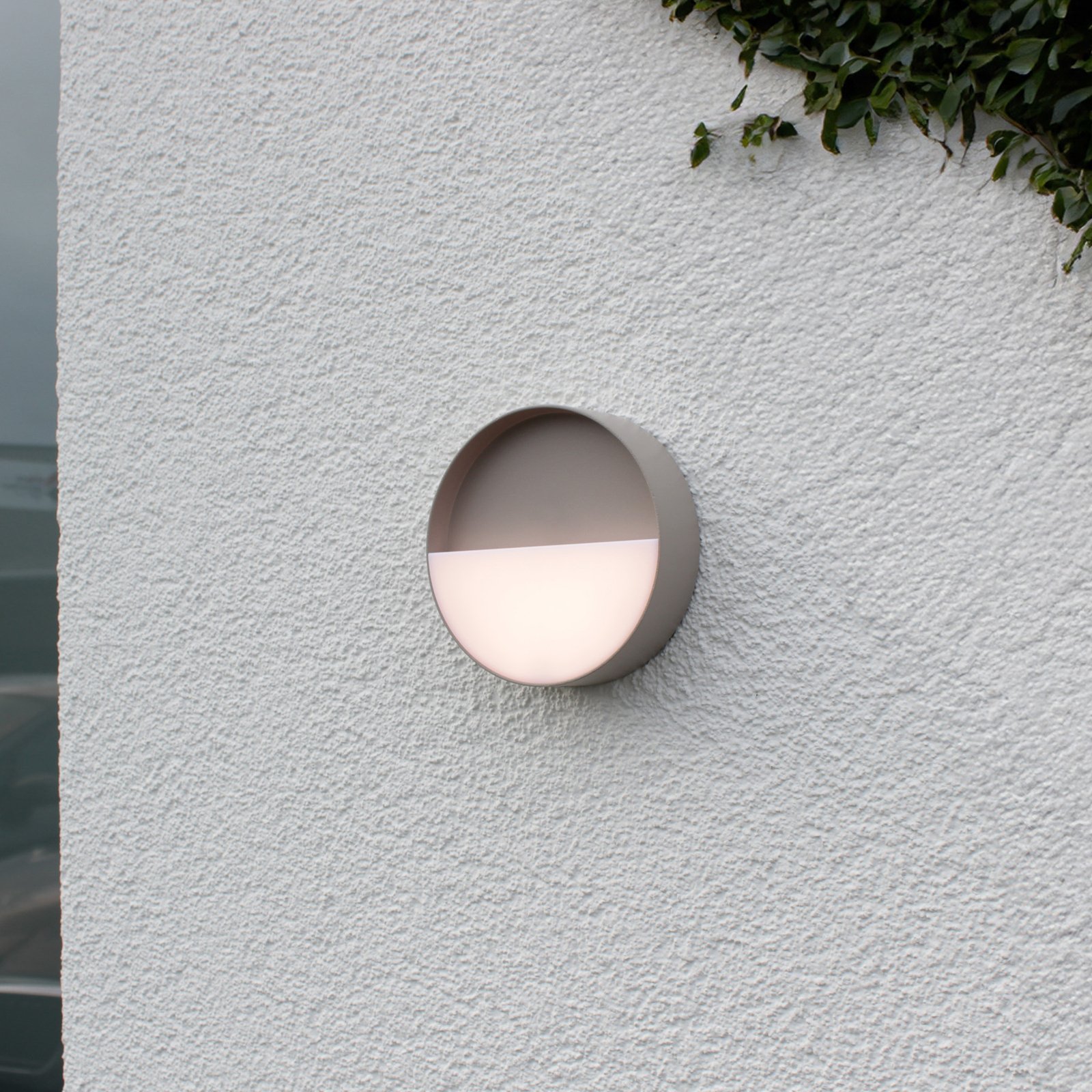 Meg LED genopladelig udendørs væglampe, sandfarvet, Ø 15 cm