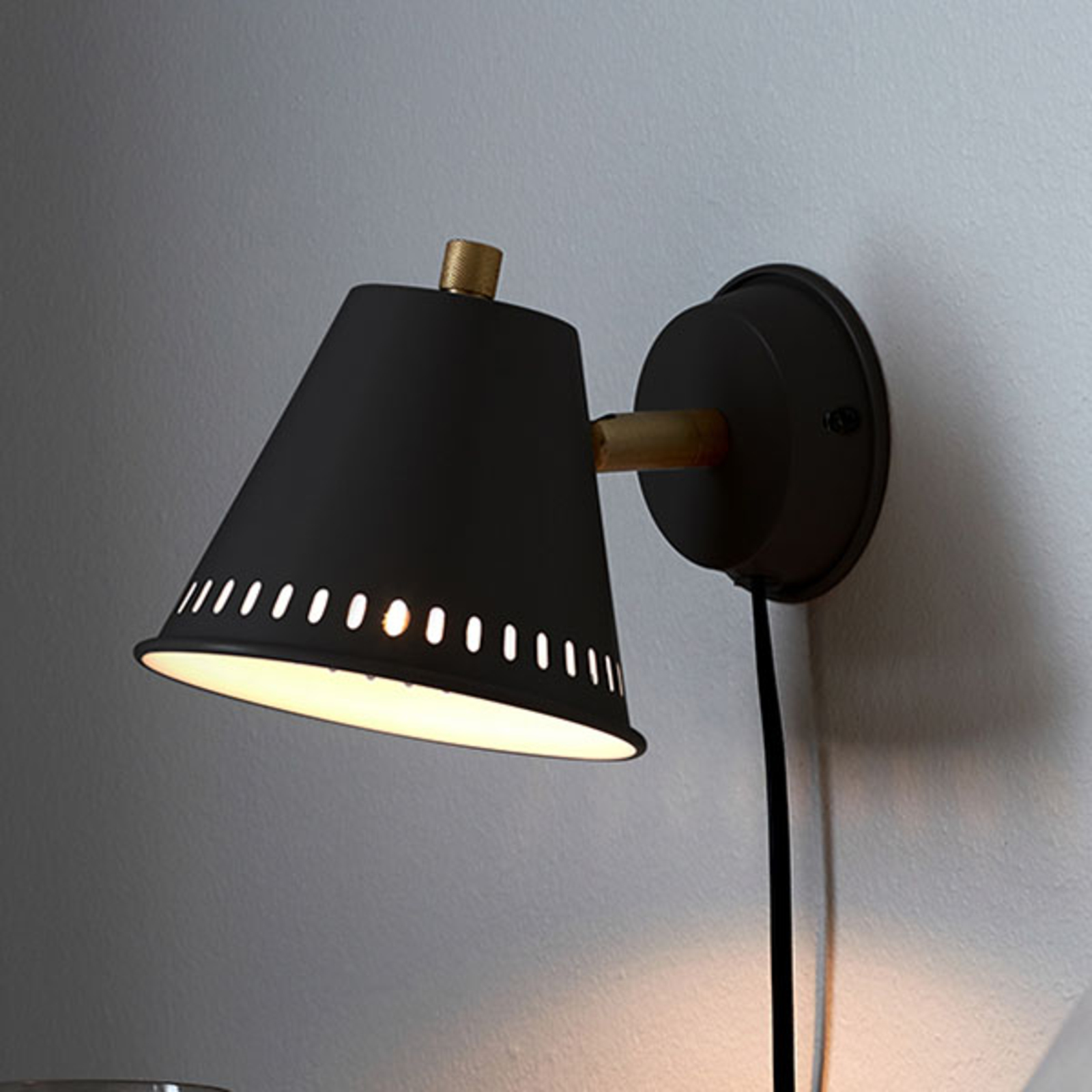 Pine wall light with a plug, black
