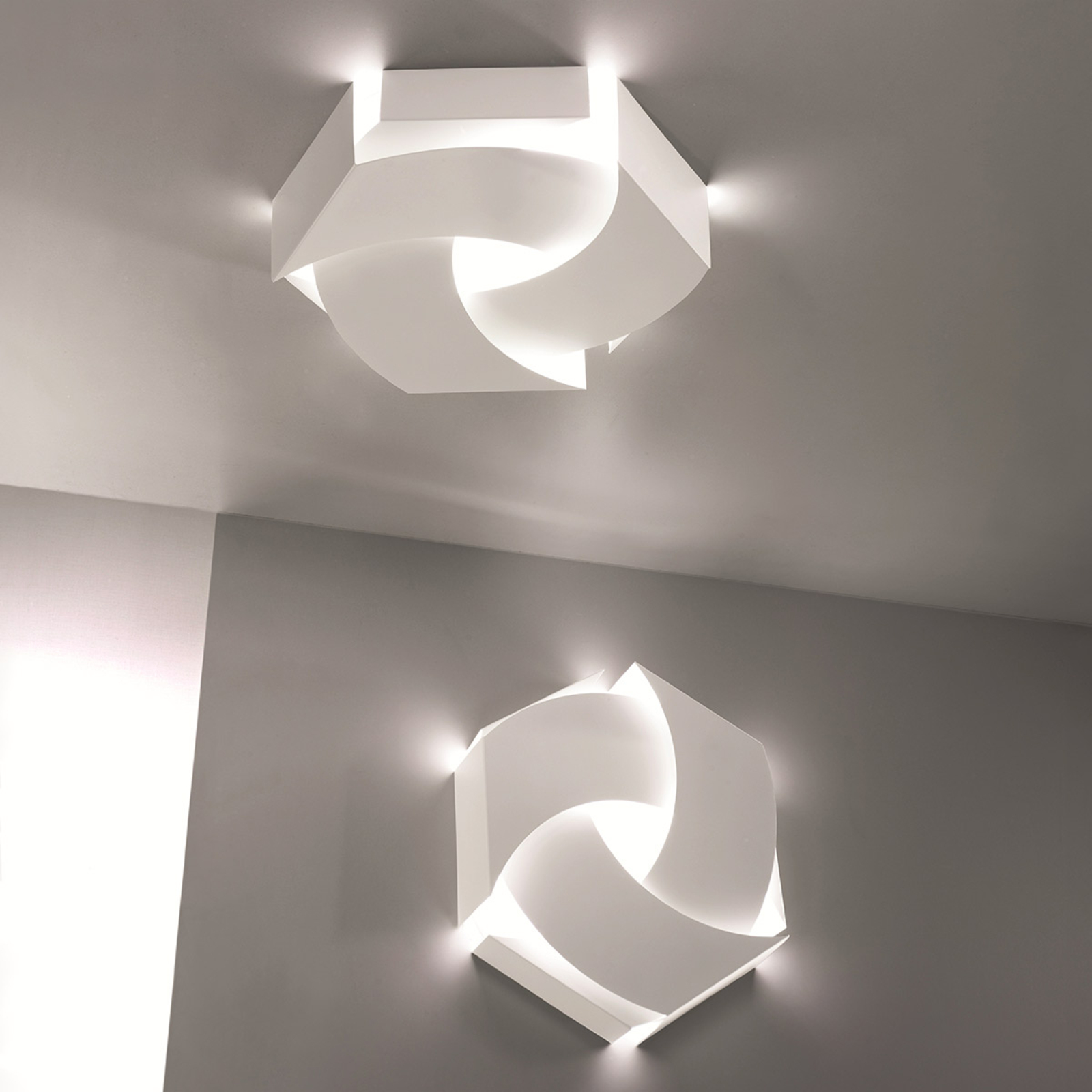 Cosmo LED designerlampe til loft og væg