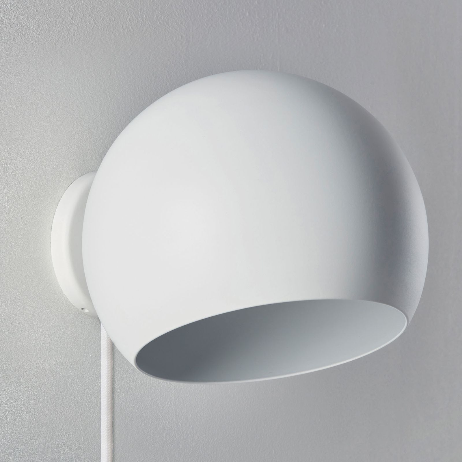 Nyta Tilt Globe Wall Short vegglampe med plugg