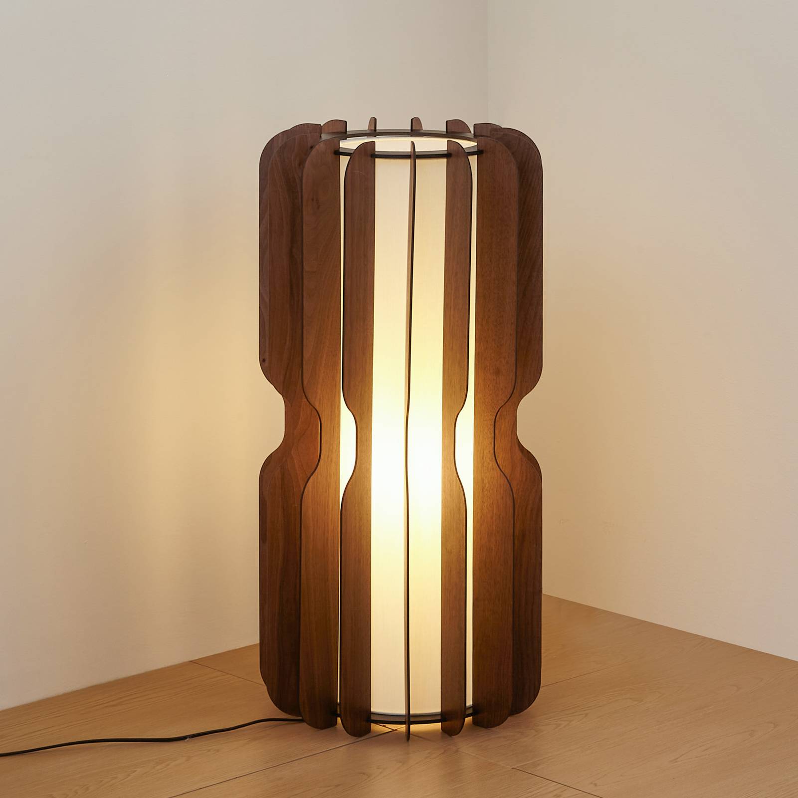 Lucande Stehleuchte Juneta, 75 cm, braun, Holz, Textil günstig online kaufen