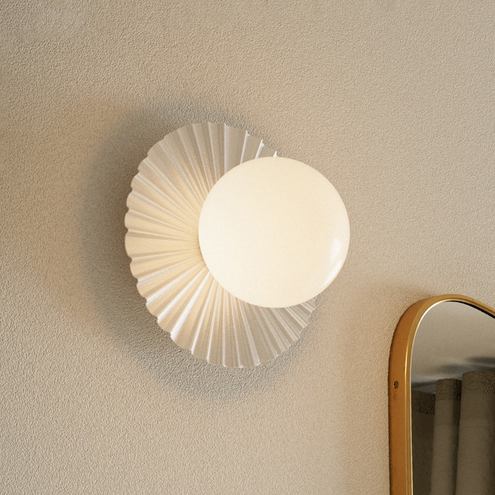 Lampa ścienna Nuura Liila Muuse, Ø 20 cm IP44, biały/opalowy