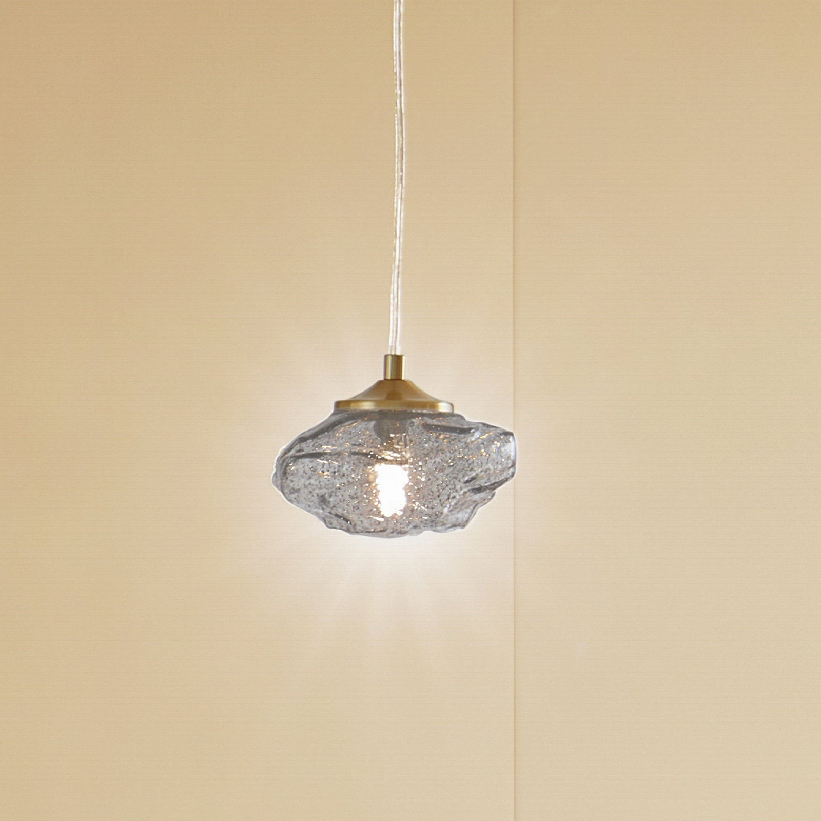 Lampa wisząca Lindby Piatra, dym/mosiądz, szkło, 15,5 cm