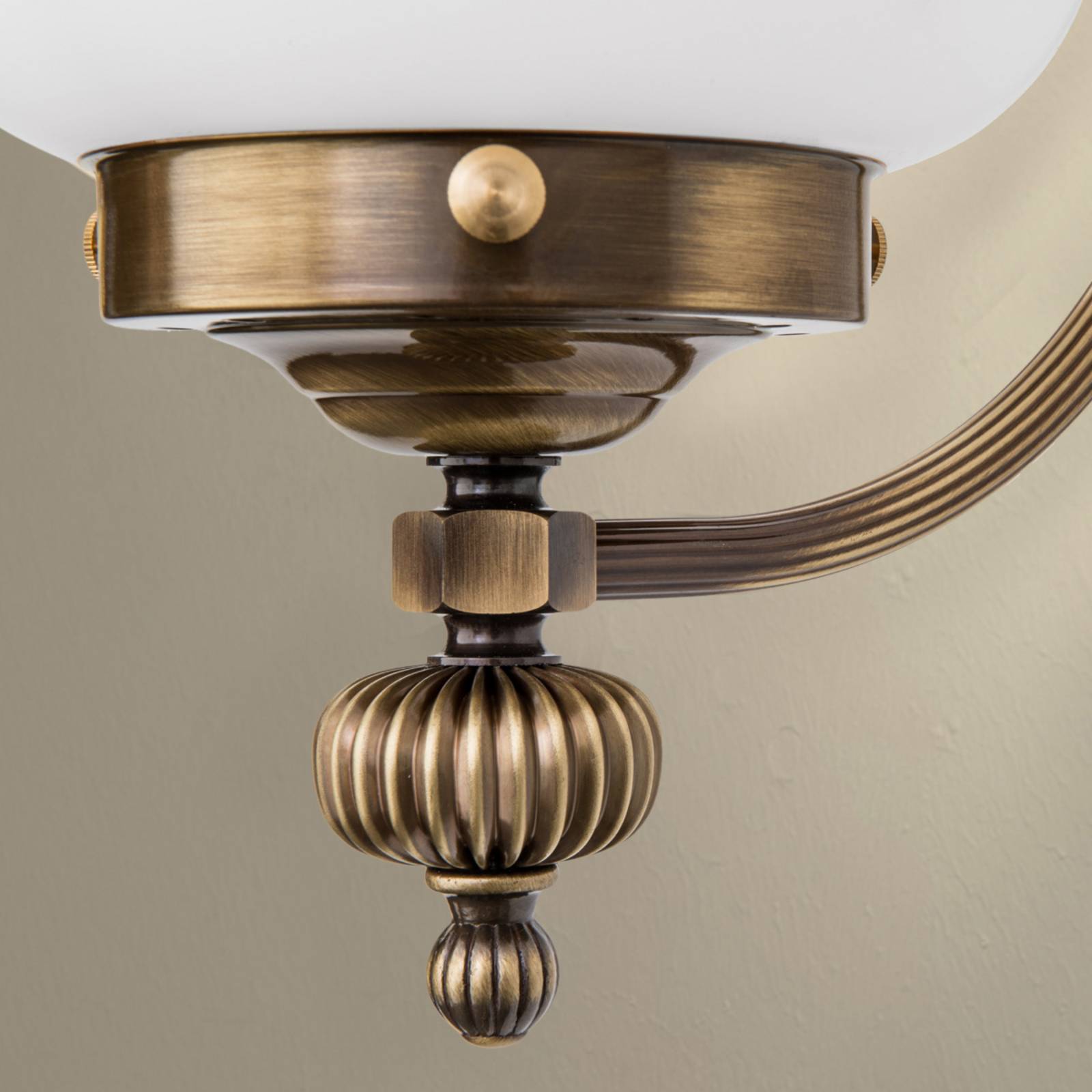 Szlachetna lampa ścienna DELIA