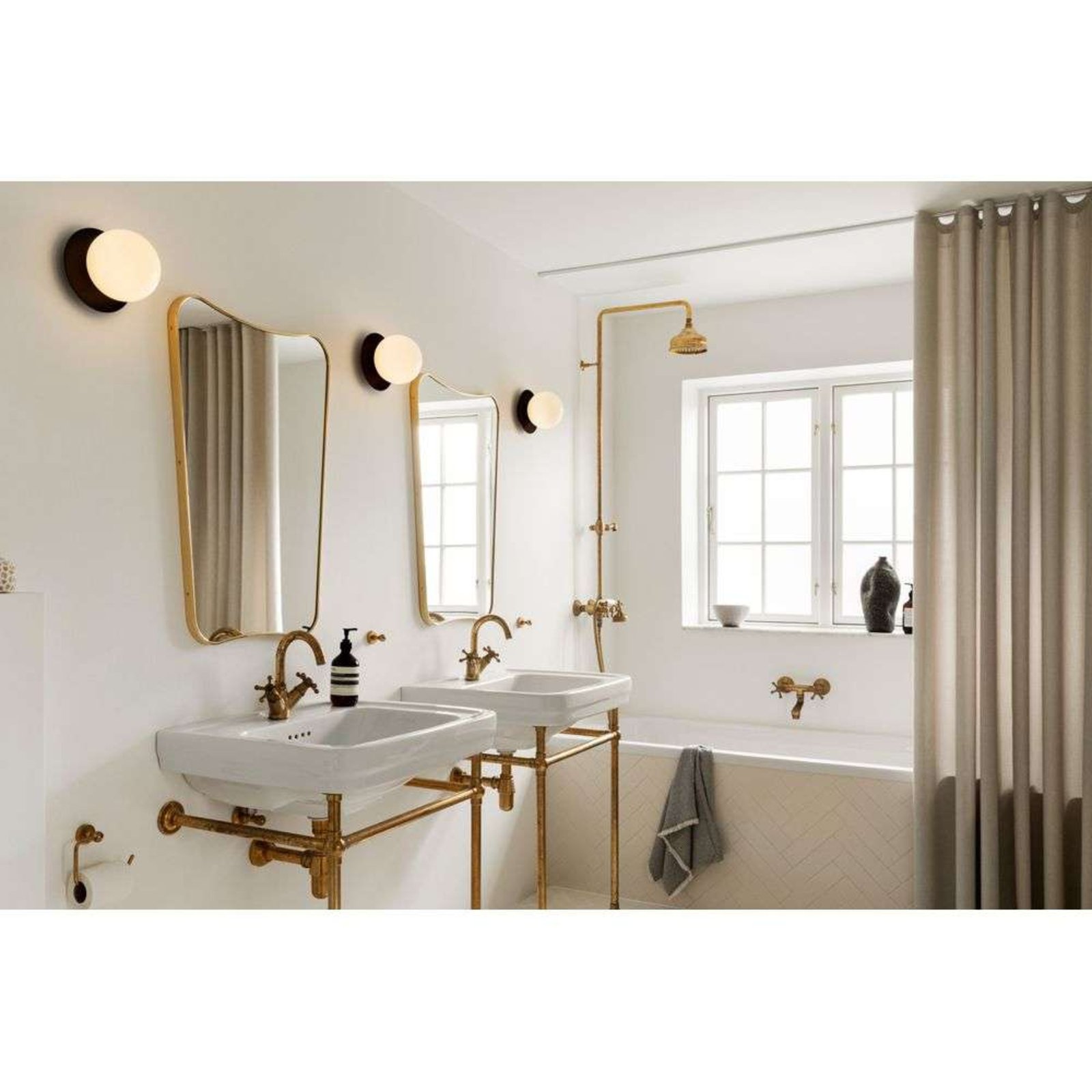 Nuura wandlamp Liila 1, Ø 16 cm, IP44, zwart/opaak