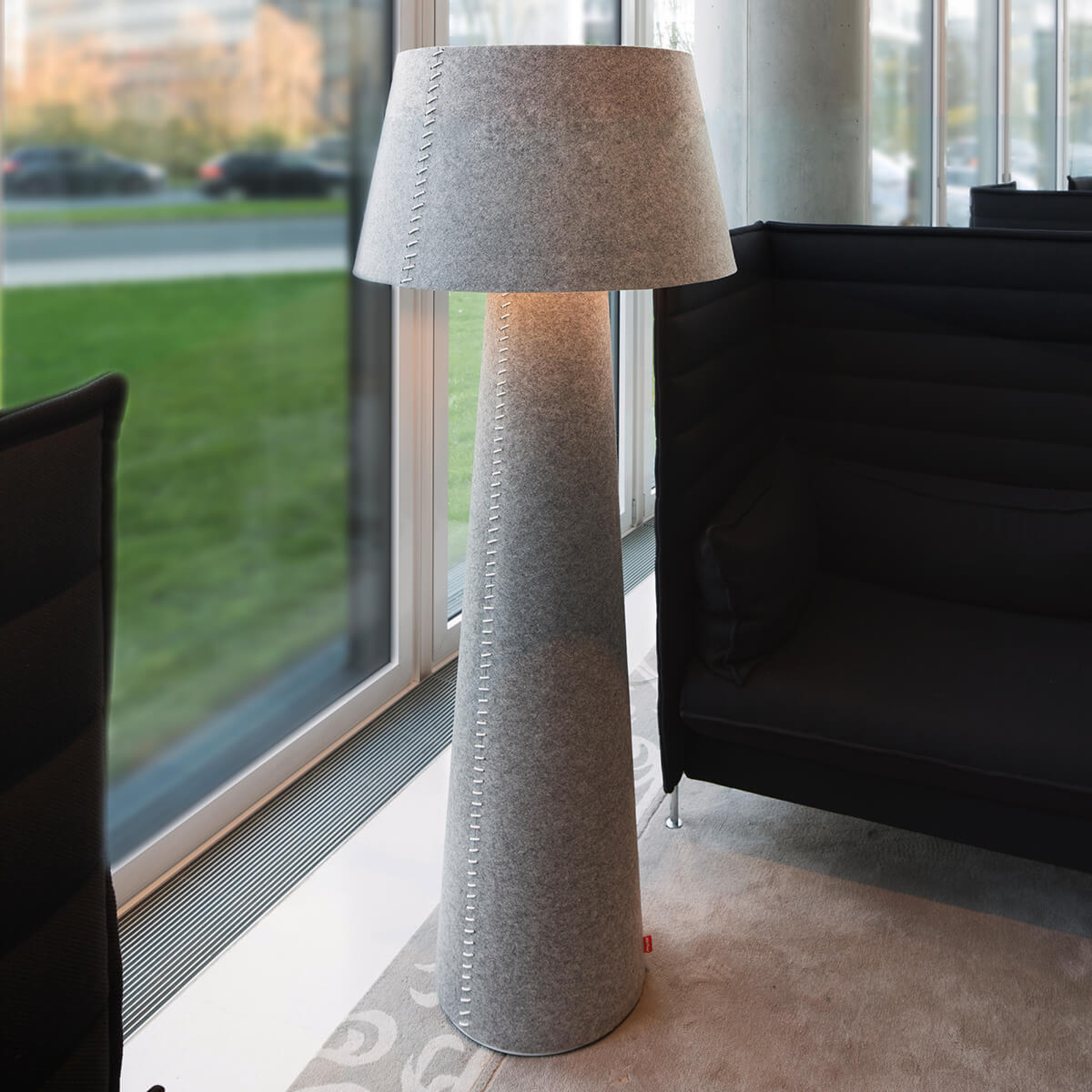 LED-gulvlampe Alice XL av grå filt
