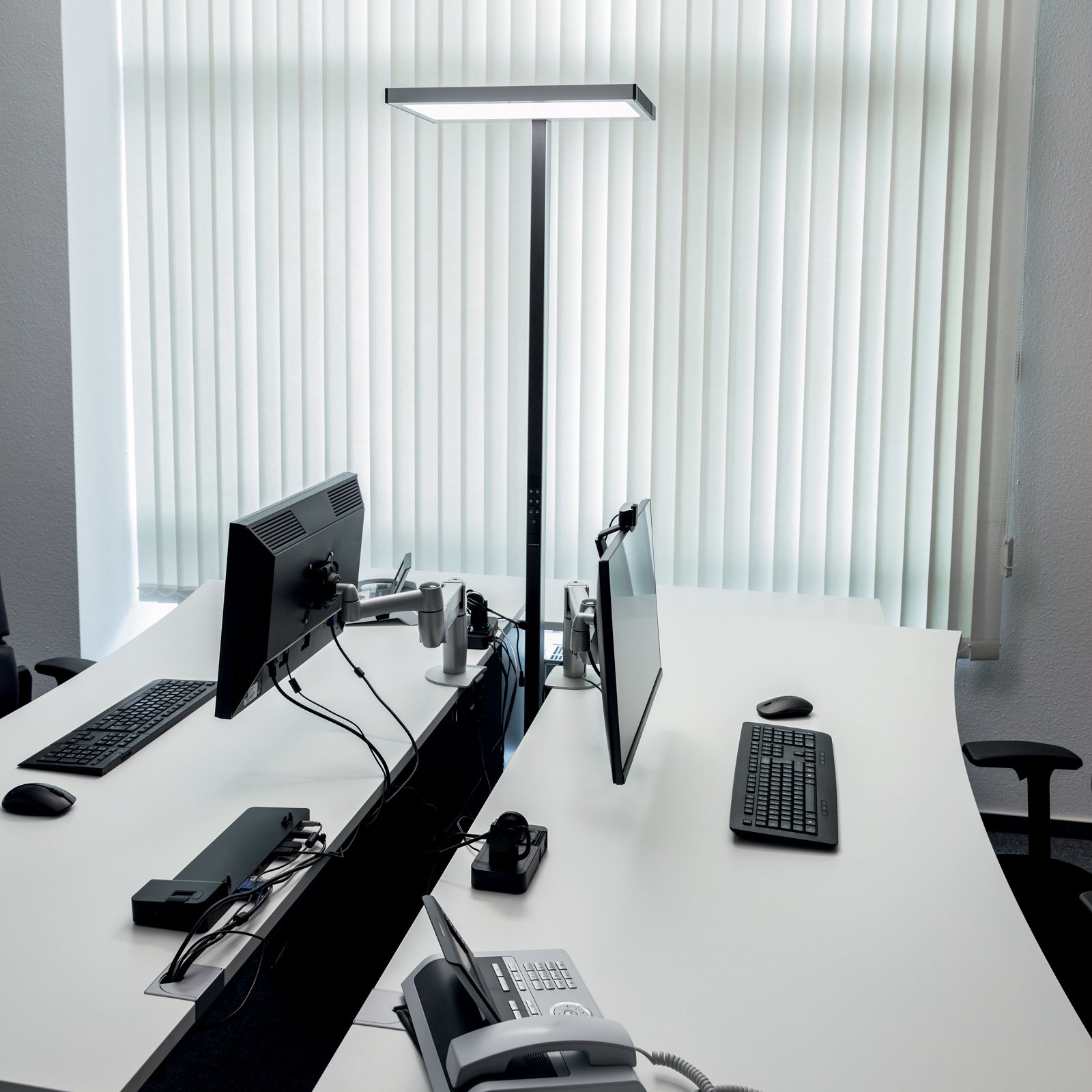 Luctra Vitawork LED-golvlampa till kontor dimbar