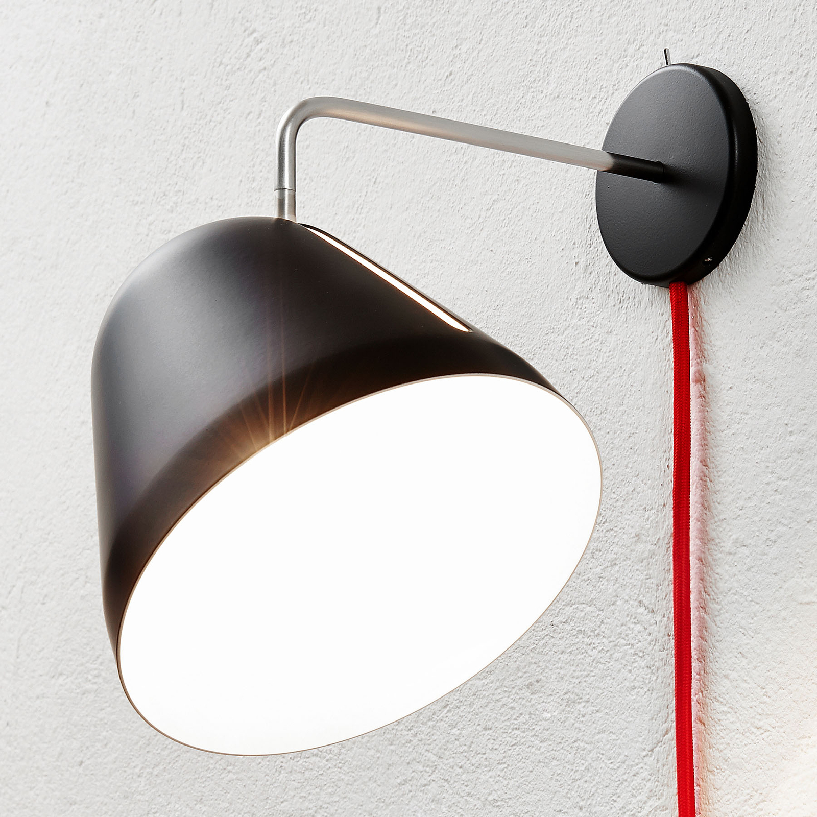 Nyta Tilt Wall Wandleuchte mit Stecker, Kabel rot