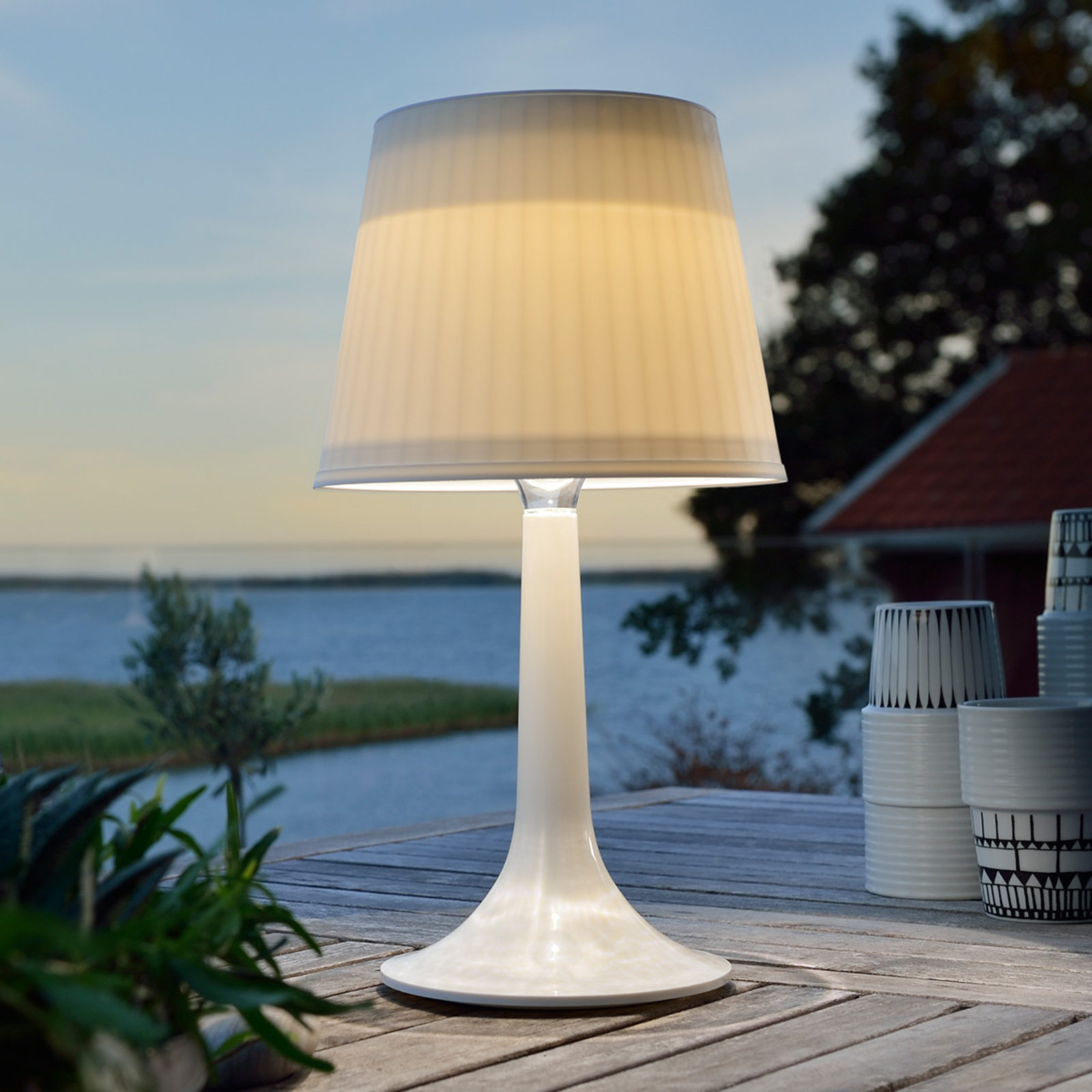 White Assisi Sitra LED solar table lamp